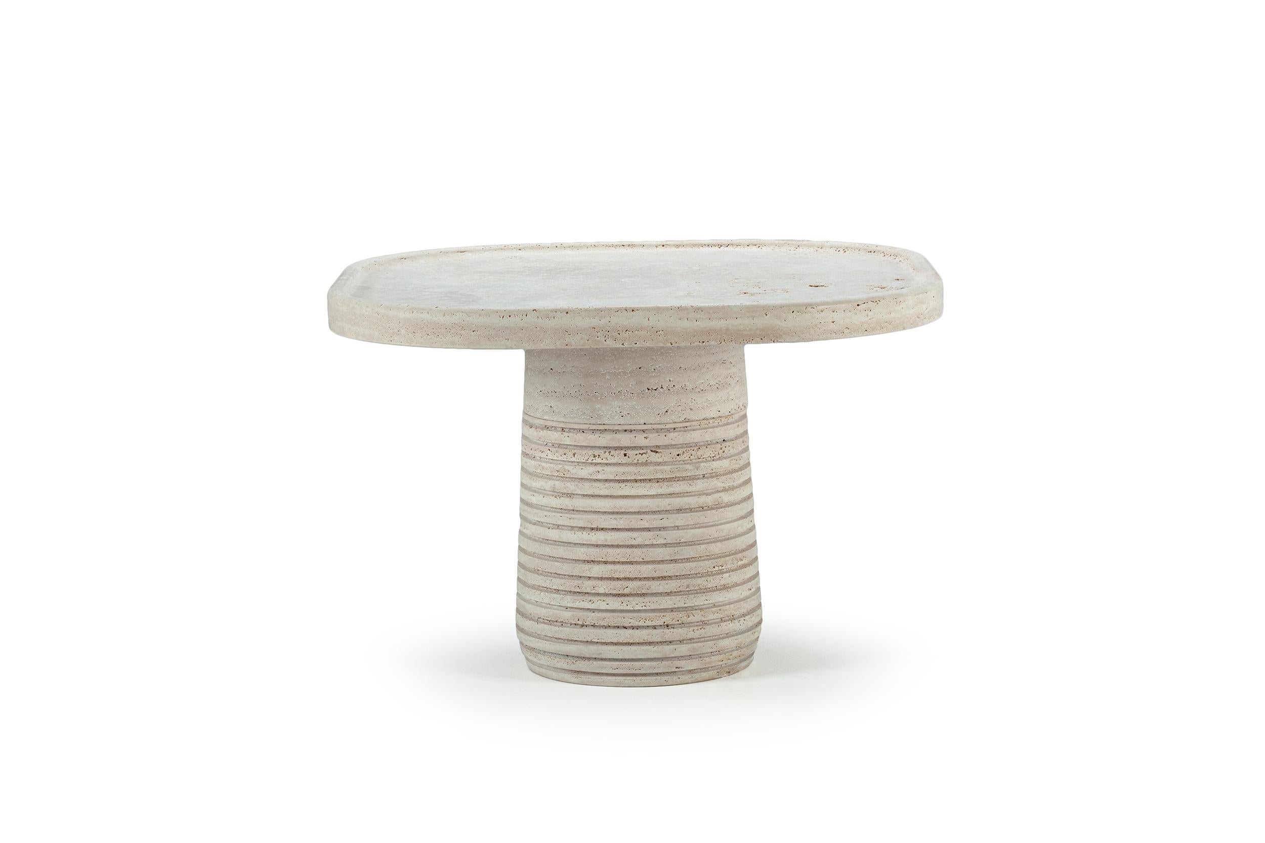 La table Coquelicot est un emblème de la nature et de la croissance organique. Derrière ce design se cache une essence de naïveté que l'on retrouve sans effort dans les formes naturelles. Les tables de pavots sont un exemple très précis de la