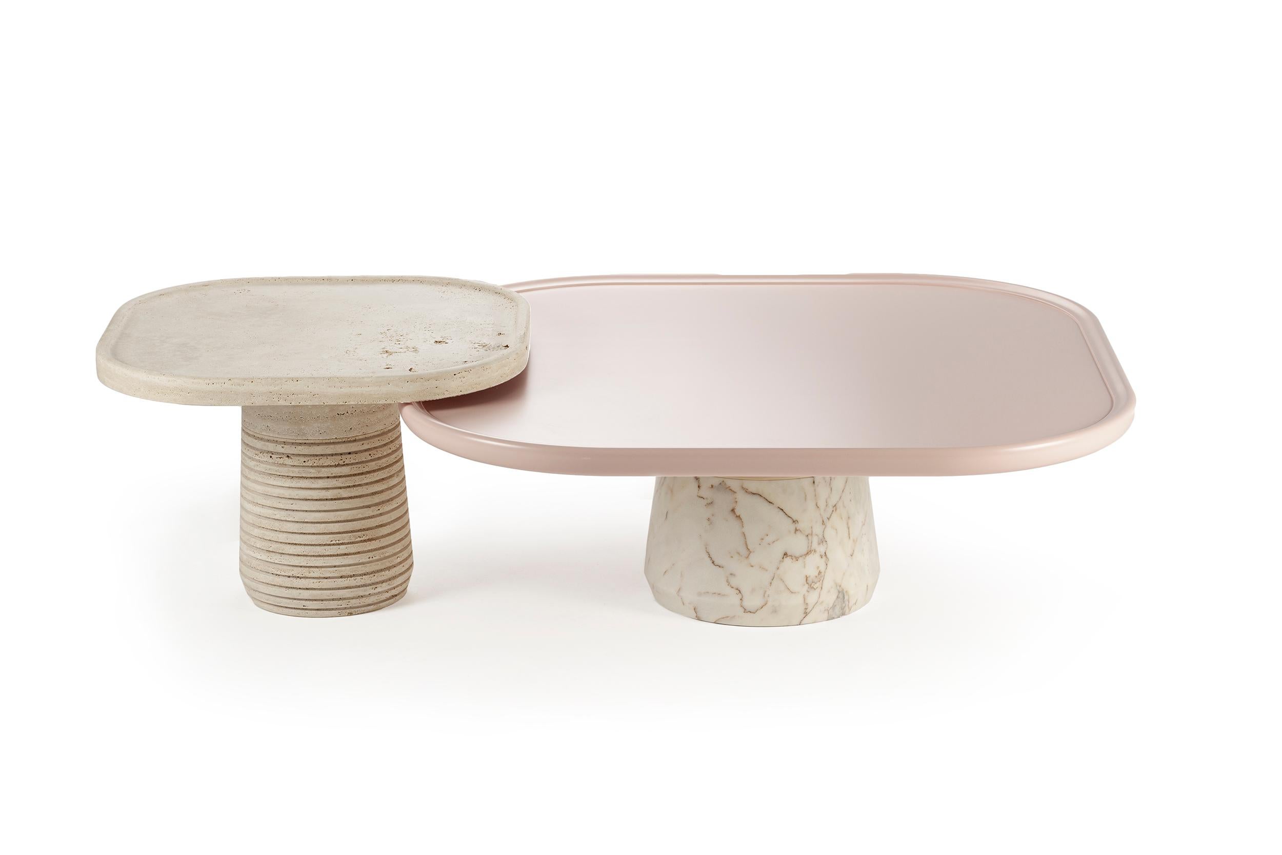 Poli Table d'appoint portugaise en pierre de travertin beige coquelicot faite sur mesure par Mambo en vente