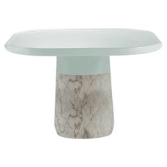 Mesa auxiliar portuguesa Amapola con tapa de jade y base de mármol blanco by Mambo