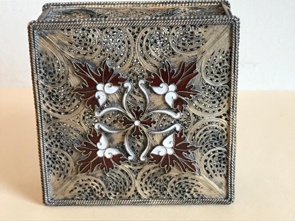 Portuguese Silver Filigree and Enamel Box with Gold Wash In Good Condition For Sale In Stamford, CT