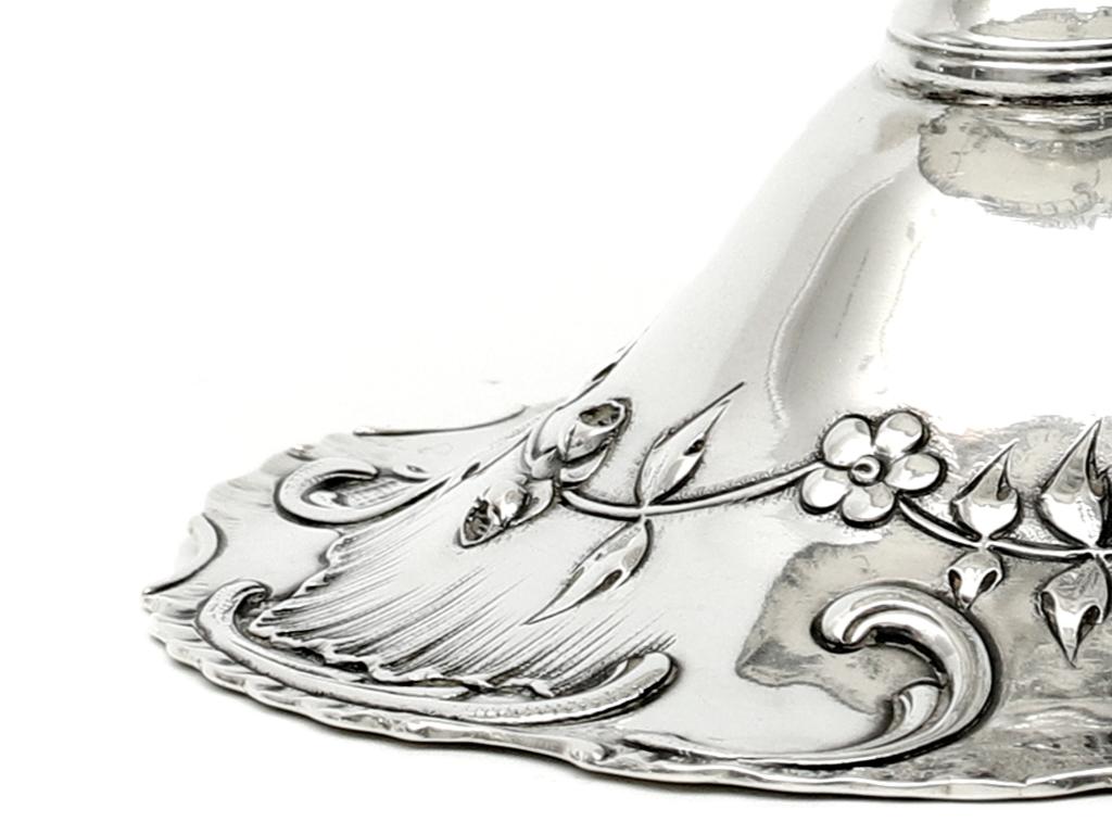 Porta anelli con piede in argento portoghese, decorazione floreale cesellata, circa XIX-XX secolo
Uno squisito porta anelli portoghese con piede in argento, alto 12 cm e dal peso di 135 grammi, realizzato in argento 833‰. JAVALI, PORTO