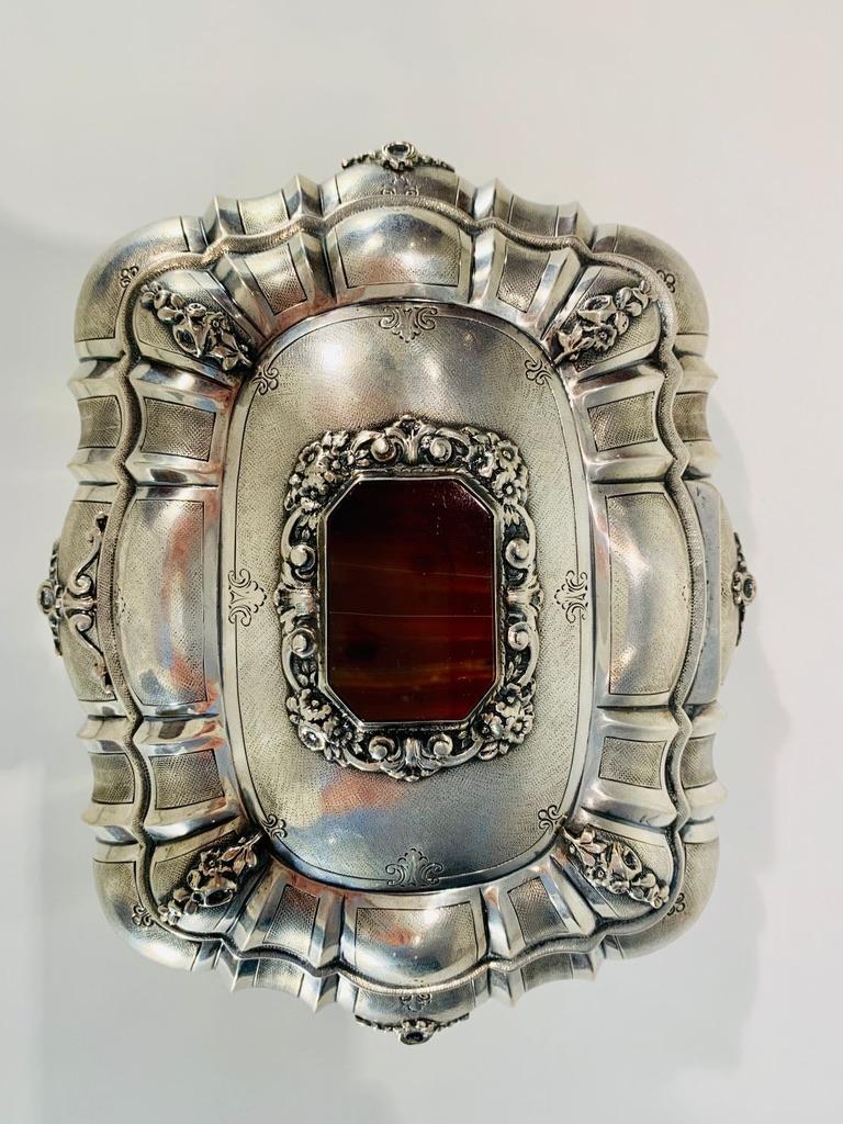 Portugiesisches Silberschmuckkästchen mit Halbedelsteinen auf dem Deckel um 1850. (Appliqué) im Angebot