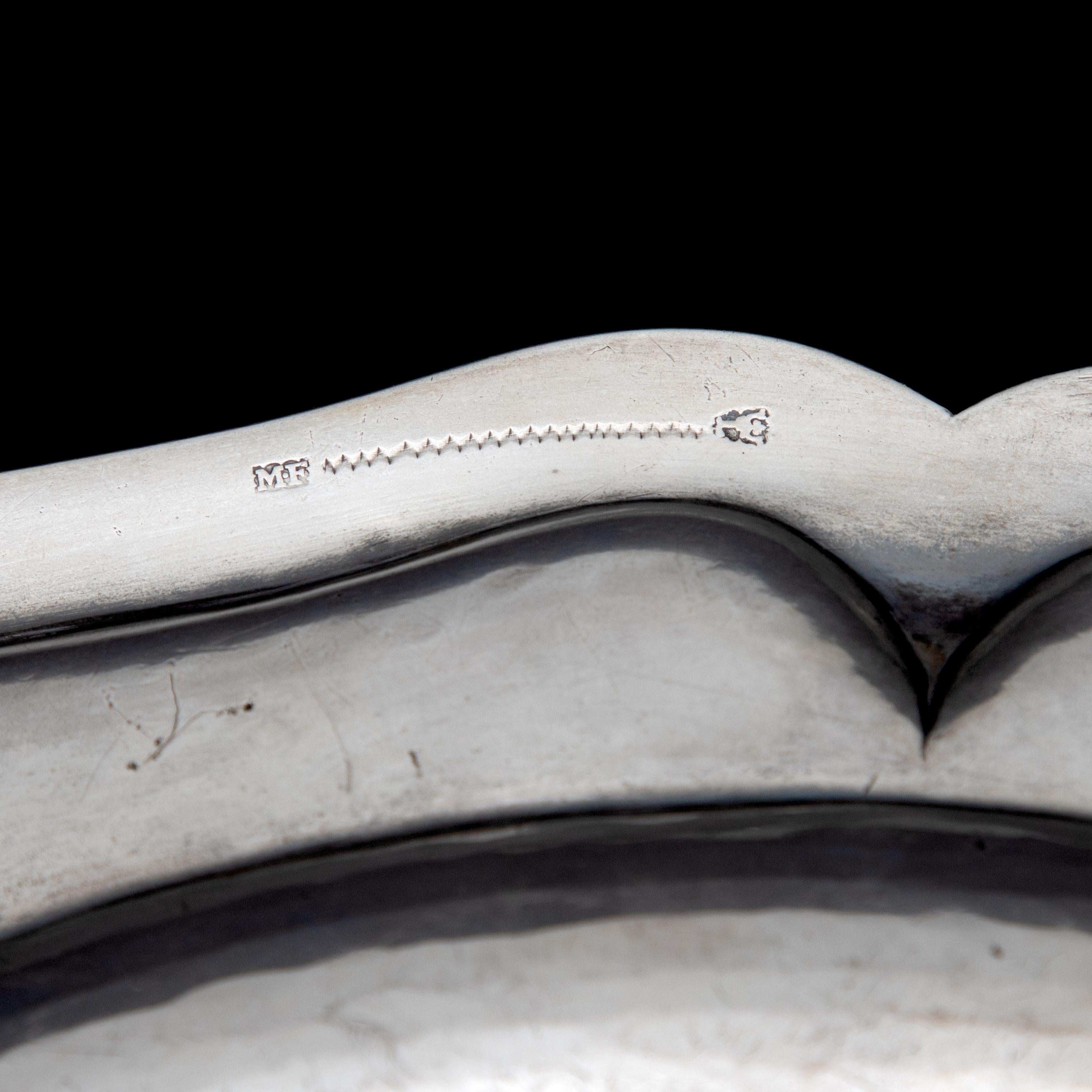 Piatto d'argento portoghese associato al cardinale D. João Cosme da Cunha (1715-1783)
Un pregiato piatto d'argento portoghese di 26 cm di diametro e 591 grammi di peso, risalente al XVIII secolo e associato al cardinale D. A. Cosme da Cunha