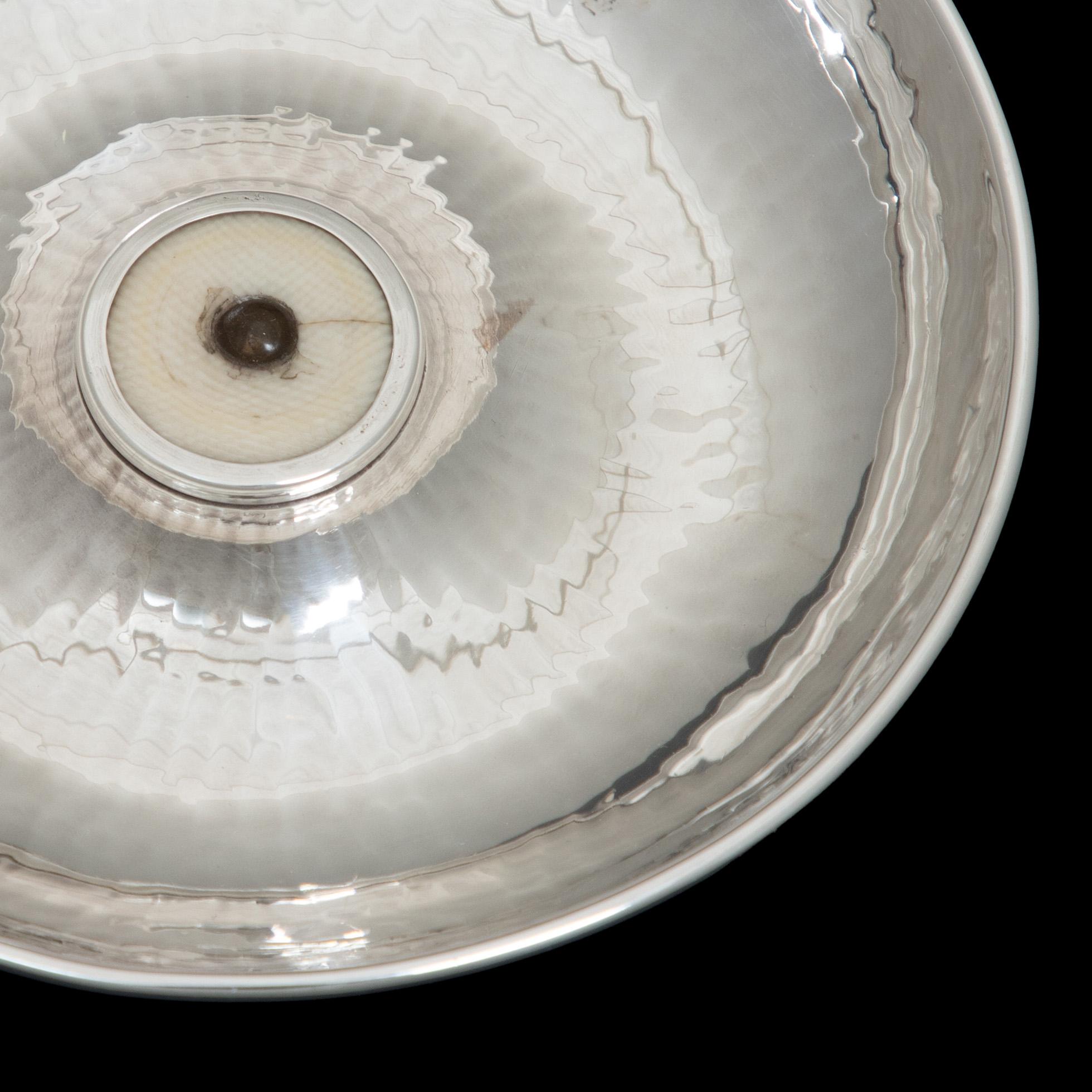 Portuguese Silver Ring Holder with Bone Application
Crafted in 925‰ sterling silver, this elegant ring holder features a central bone application and weighs 117 grams. It is stamped with the Portuguese “Águia” hallmark from Porto, in use between
