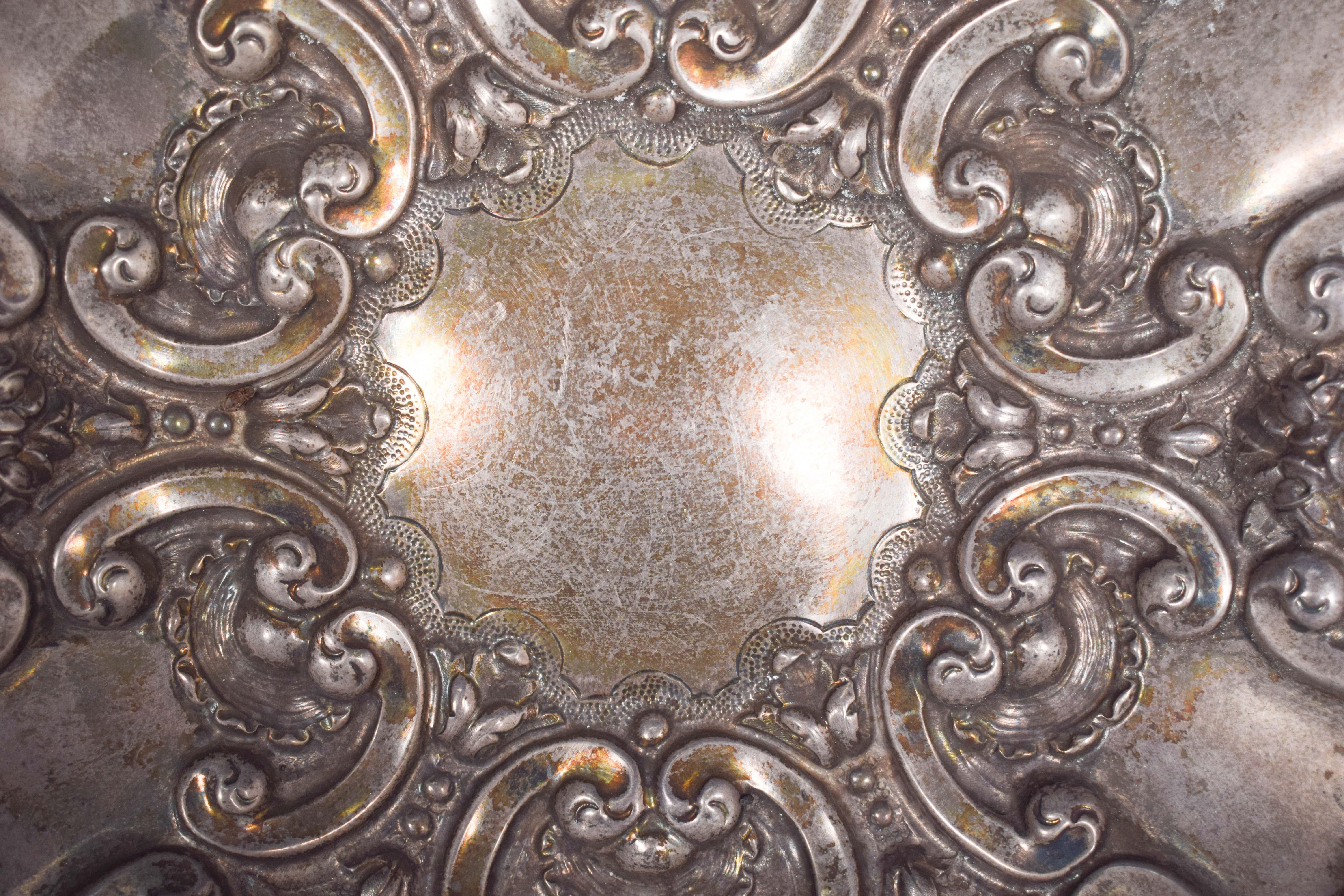 Portoghese Salver portoghese in argento con decorazione a rilievo in vendita