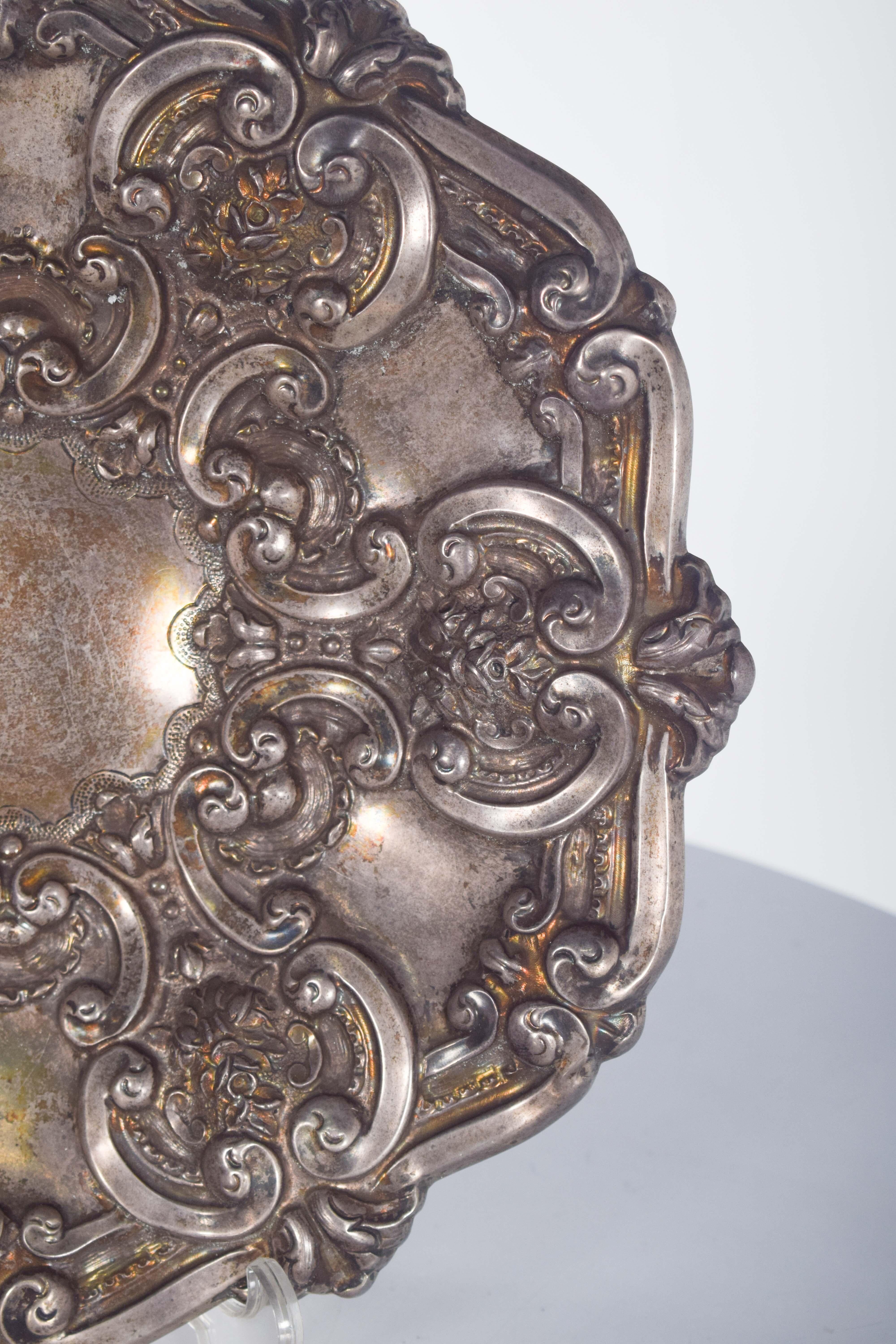Salver portoghese in argento con decorazione a rilievo In condizioni buone in vendita a Lisboa, Lisboa