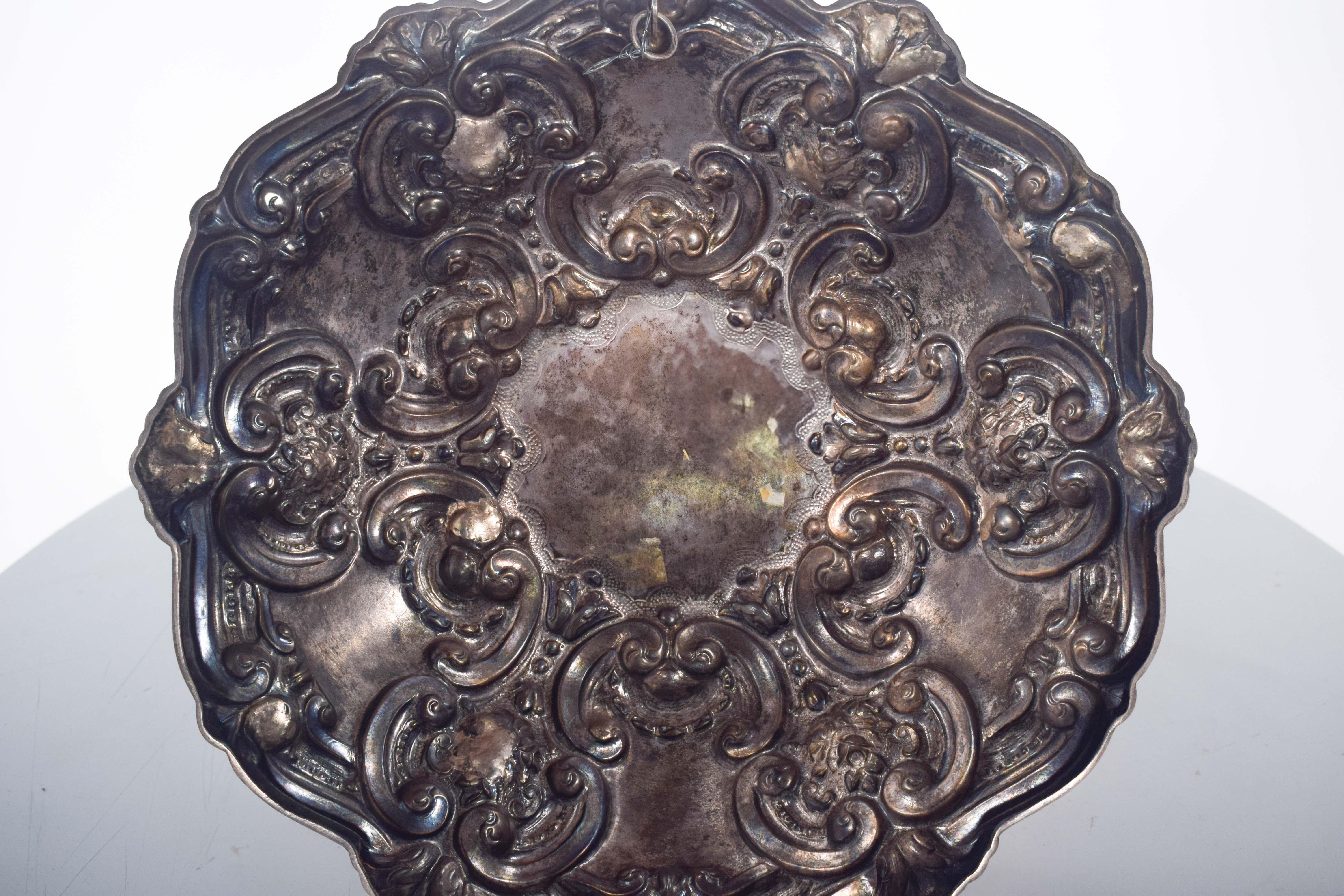XX secolo Salver portoghese in argento con decorazione a rilievo in vendita