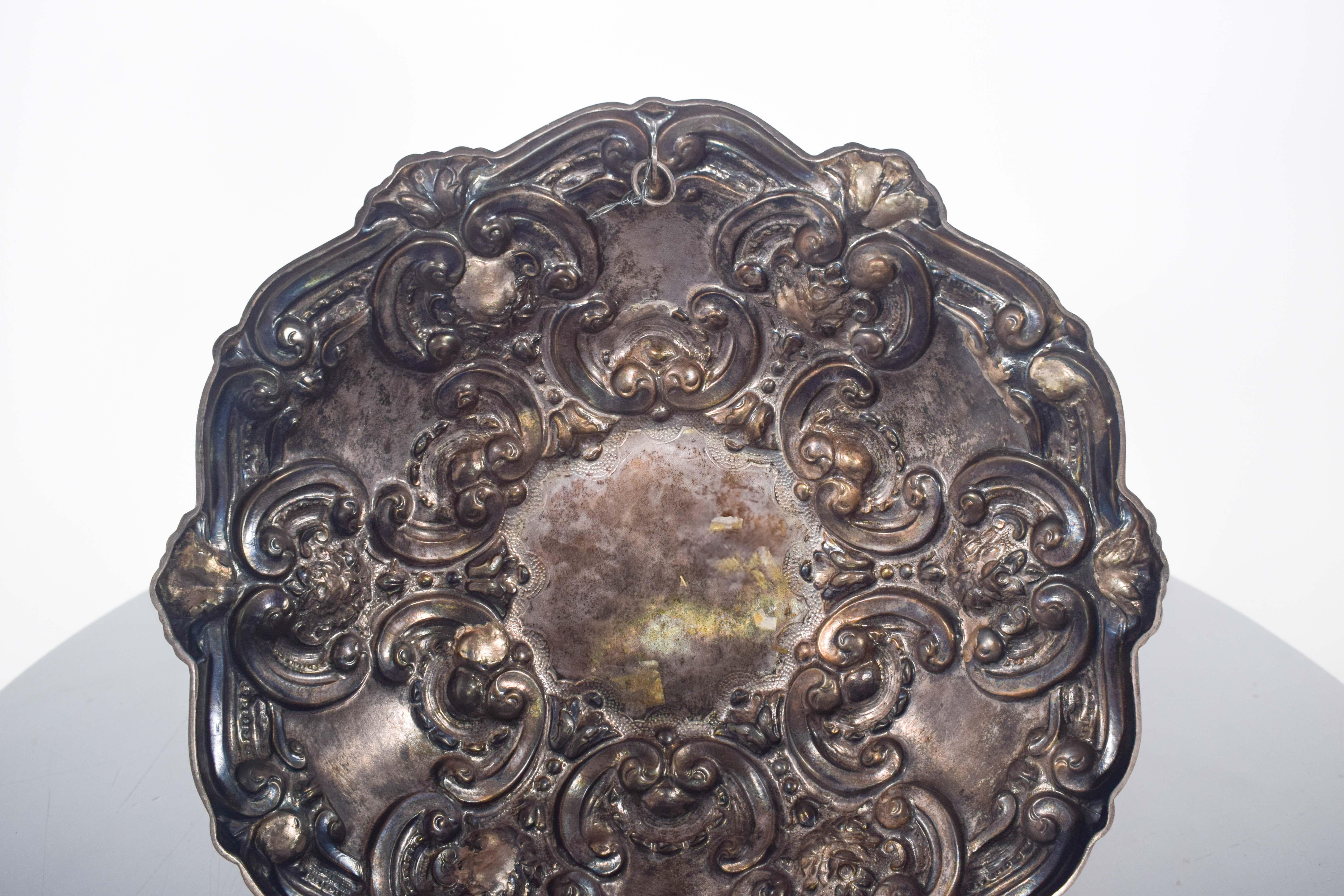 Argento Salver portoghese in argento con decorazione a rilievo in vendita