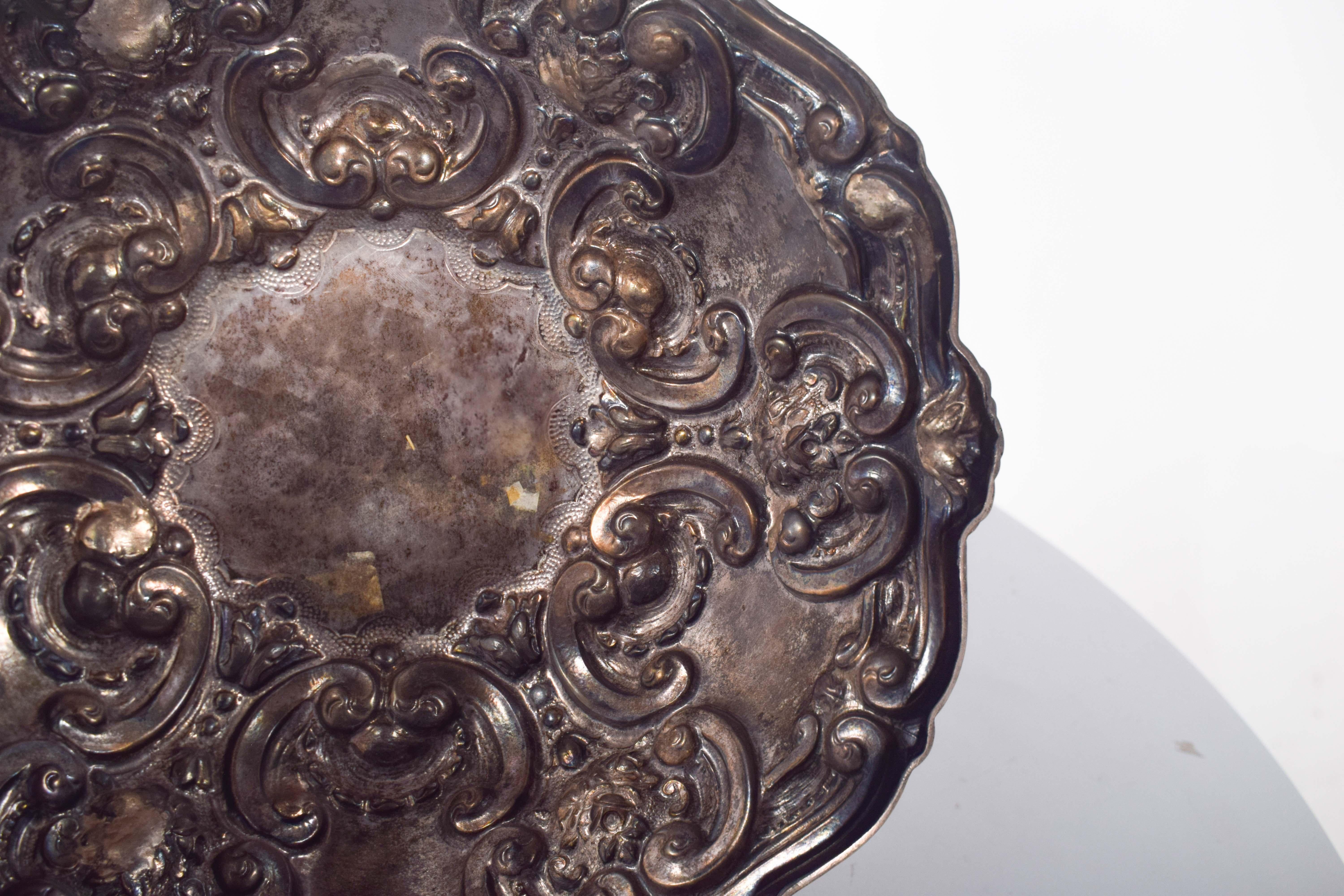 Salver portoghese in argento con decorazione a rilievo in vendita 1