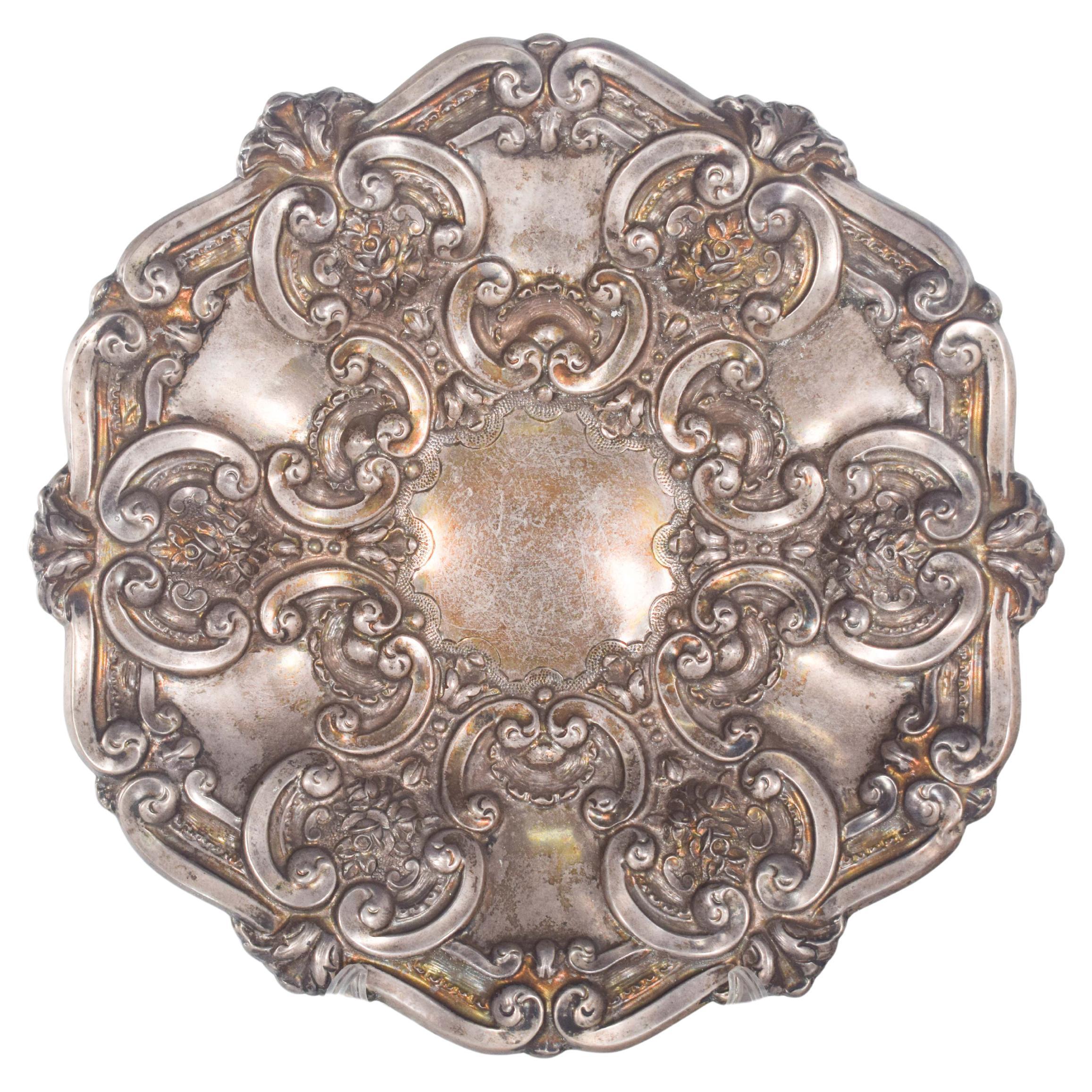 Salver portoghese in argento con decorazione a rilievo in vendita