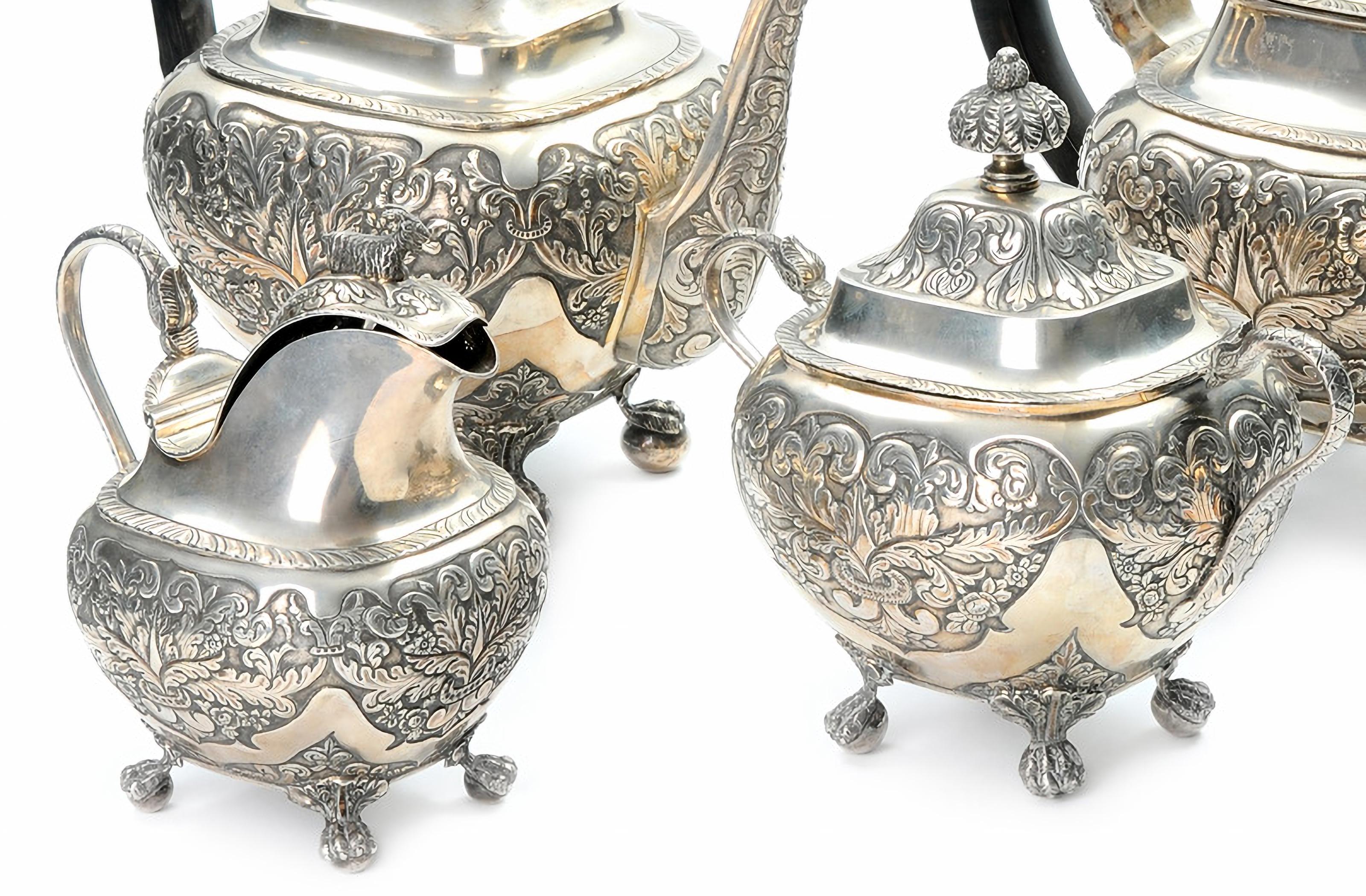 Service à thé et à café en argent portugais
19ème siècle
composé d'une théière, d'une cafetière, d'un pot à lait et d'un sucrier. Corps abondamment décoré de motifs floraux. Poignées en bois de rose. Marque d'essai de Lisbonne (L-41) utilisée de
