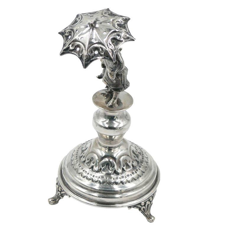 Coniglio portoghese in argento con stuzzicadenti
Presenta un coniglio con un ombrello e la sua prole.
Origine: Portogallo, circa 1930.
Materiale: argento.
Sulla base è impresso il timbro: 833 argento e recante le iniziali dell'argentiere J.C.