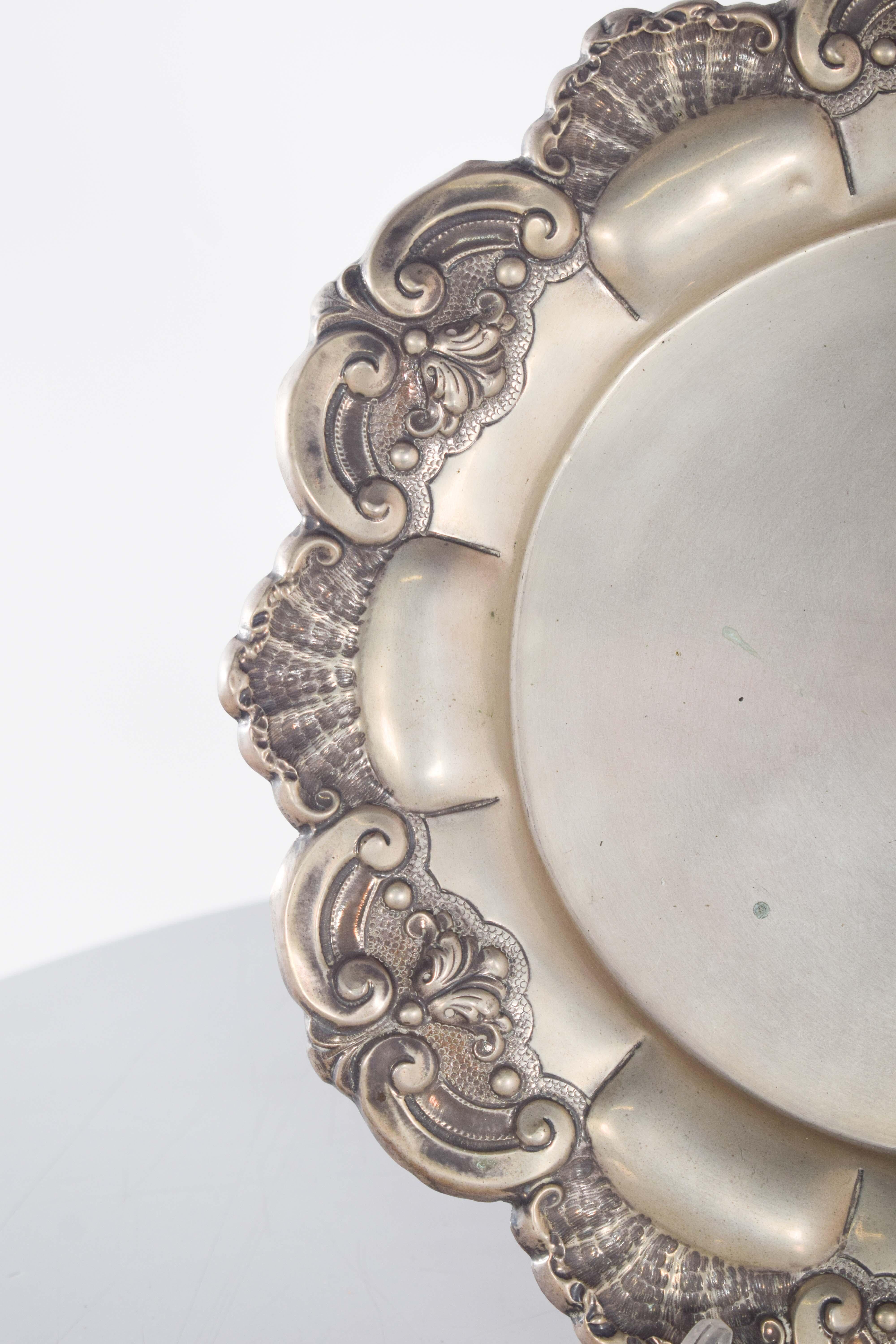 Mid-Century moderno Vassoio portoghese in argento con decorazioni in rilievo e traforate in vendita