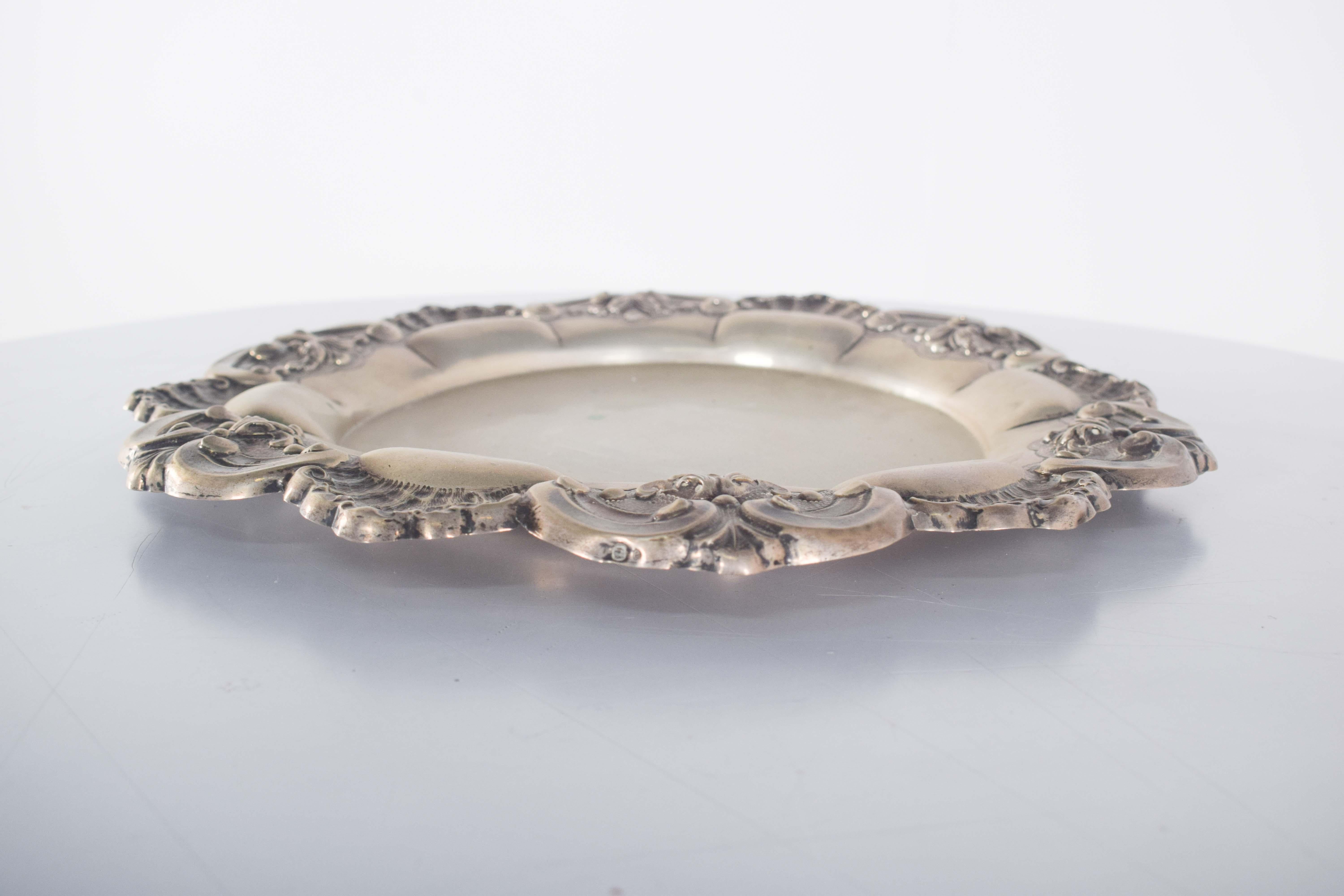 XX secolo Vassoio portoghese in argento con decorazioni in rilievo e traforate in vendita