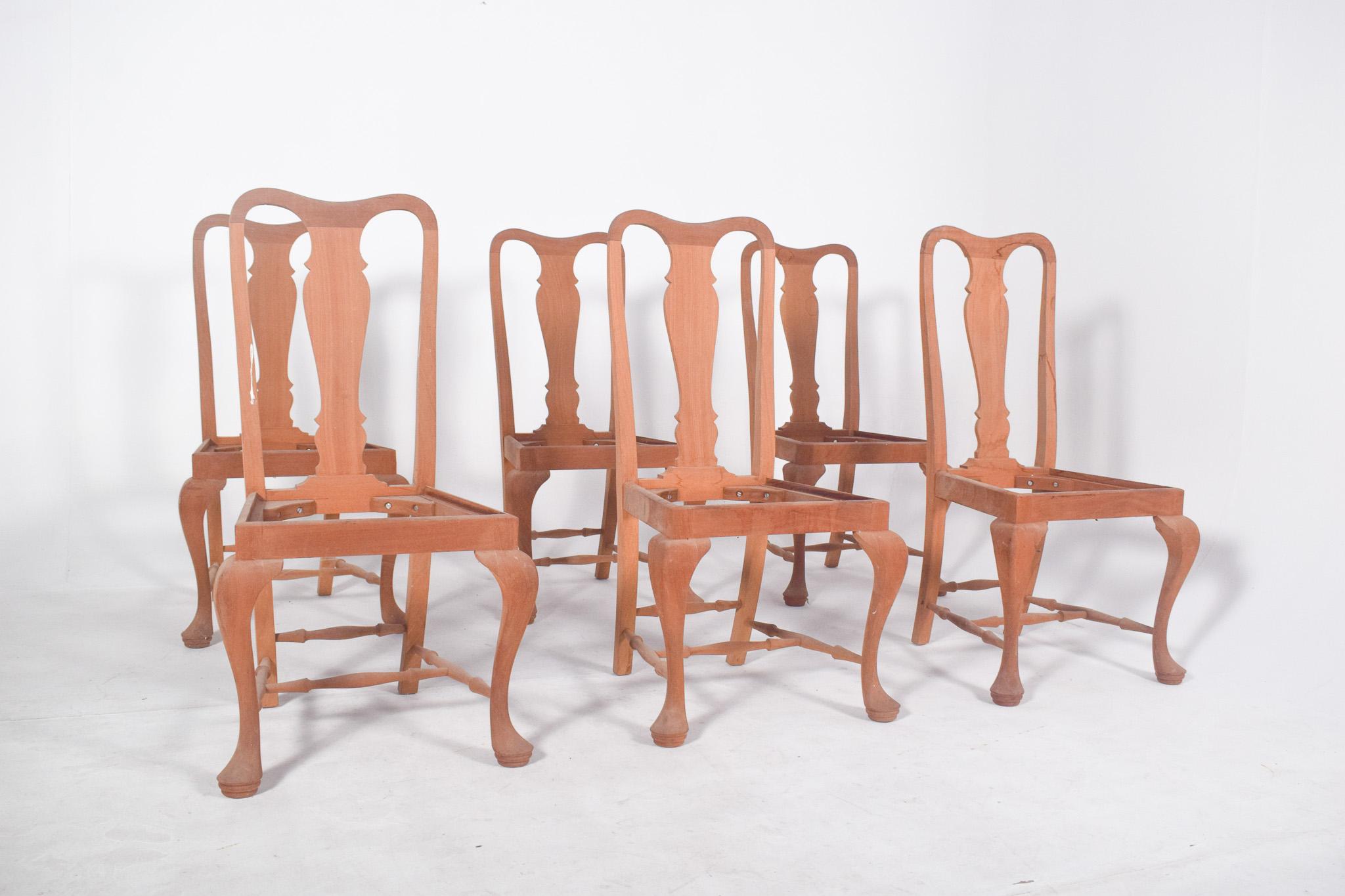 Six chaises de reproduction, est. Reine Anne. Haut dossier, avec dossier ajouré et découpe centrale en forme de 
