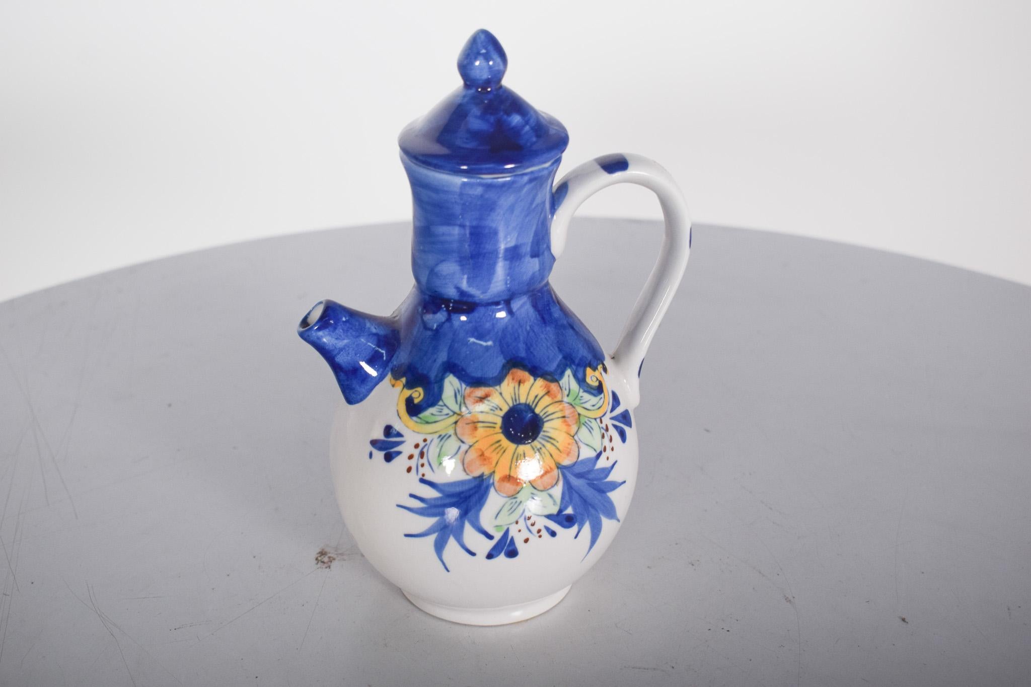 Portoghese Piccolo vaso portoghese in ceramica con coperchio in vendita