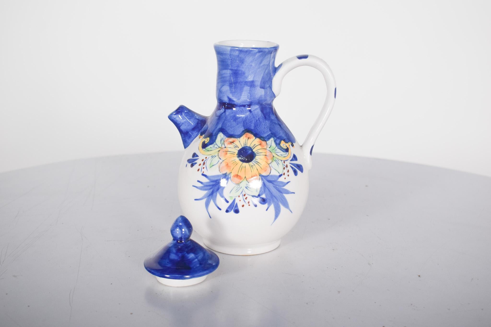 XX secolo Piccolo vaso portoghese in ceramica con coperchio in vendita