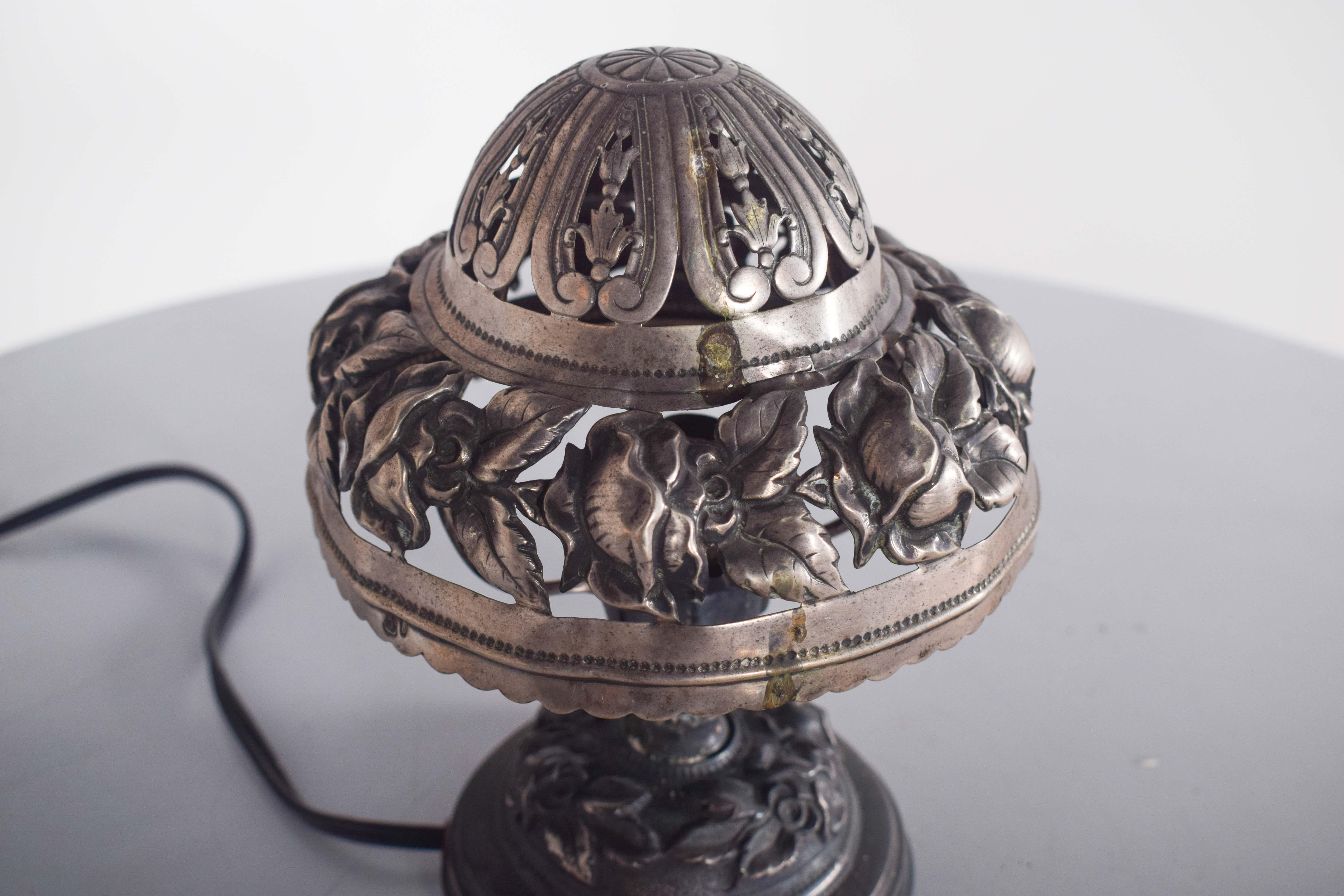 Mid-Century moderno Lampada da tavolo portoghese in argento di piccole dimensioni in vendita