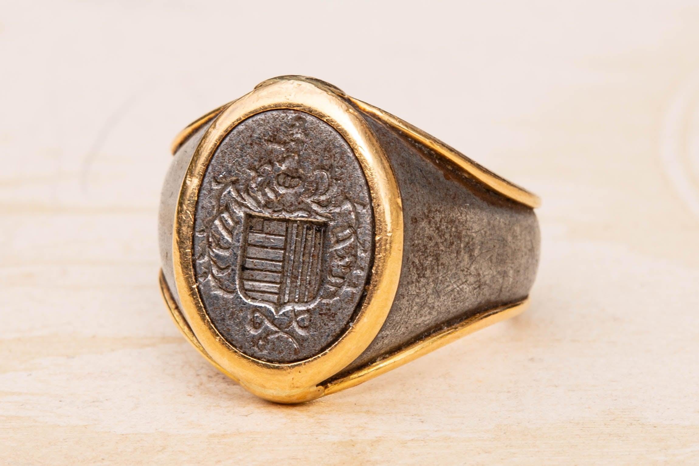 Portugiesisches Siegel aus Stahl und Gold Damen im Angebot