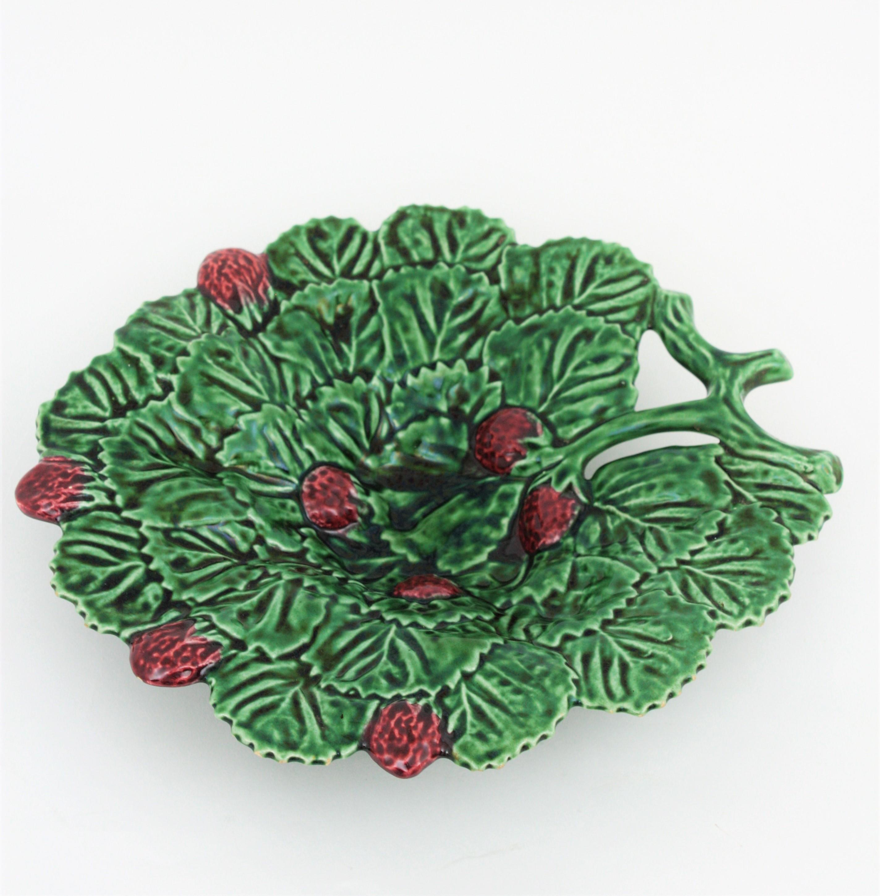 Portuguese Strawberry Leaf Glazed Ceramic Decorative Platter In Good Condition For Sale In Barcelona, ES
