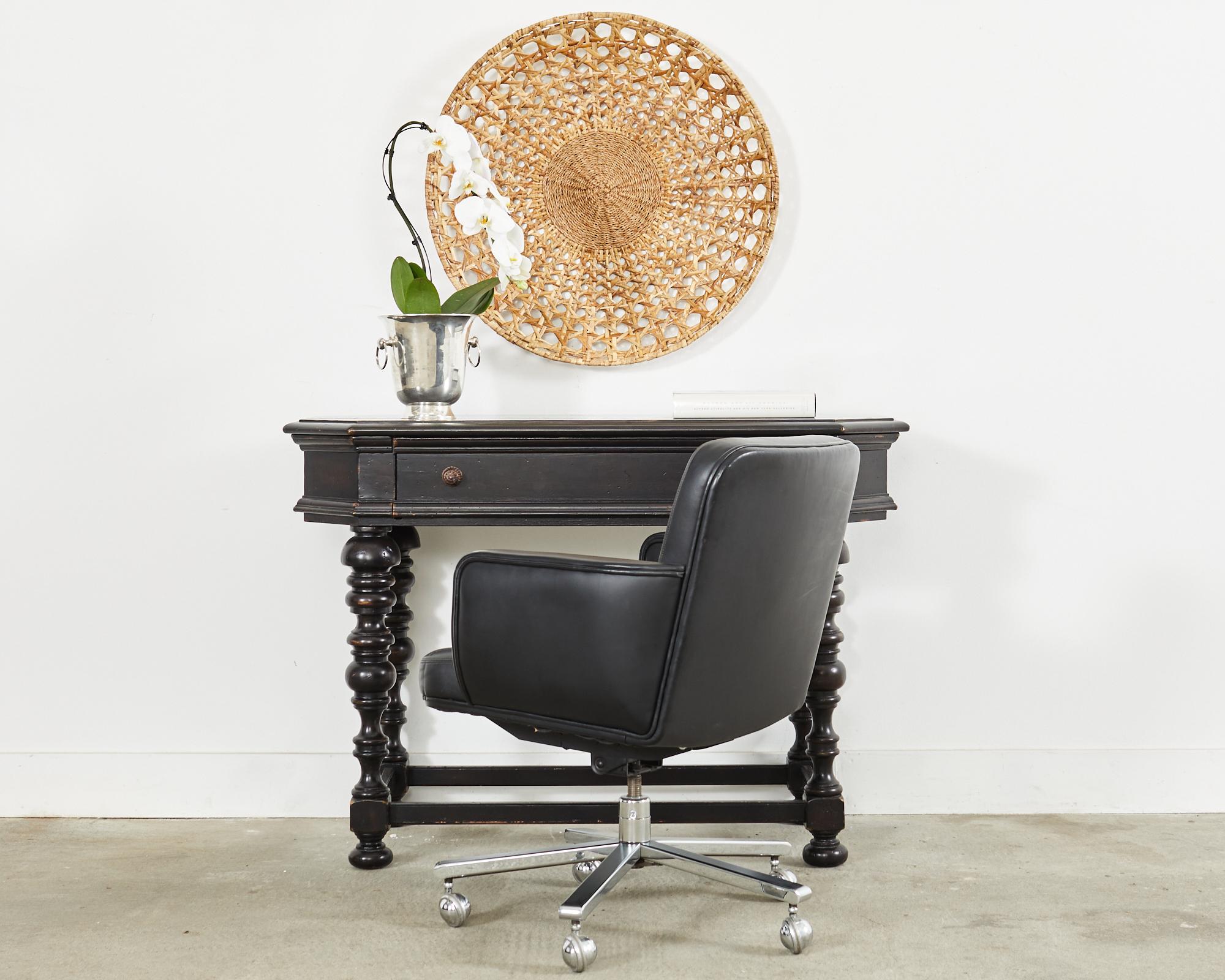 Table secrétaire ou bureau de style portugais par Tommy Bahama. Le coffret de style épinette ou piano s'ouvre à l'aide d'un couvercle rabattable pour révéler une table d'écriture coulissante avec une surface en cuir et de petits tiroirs de