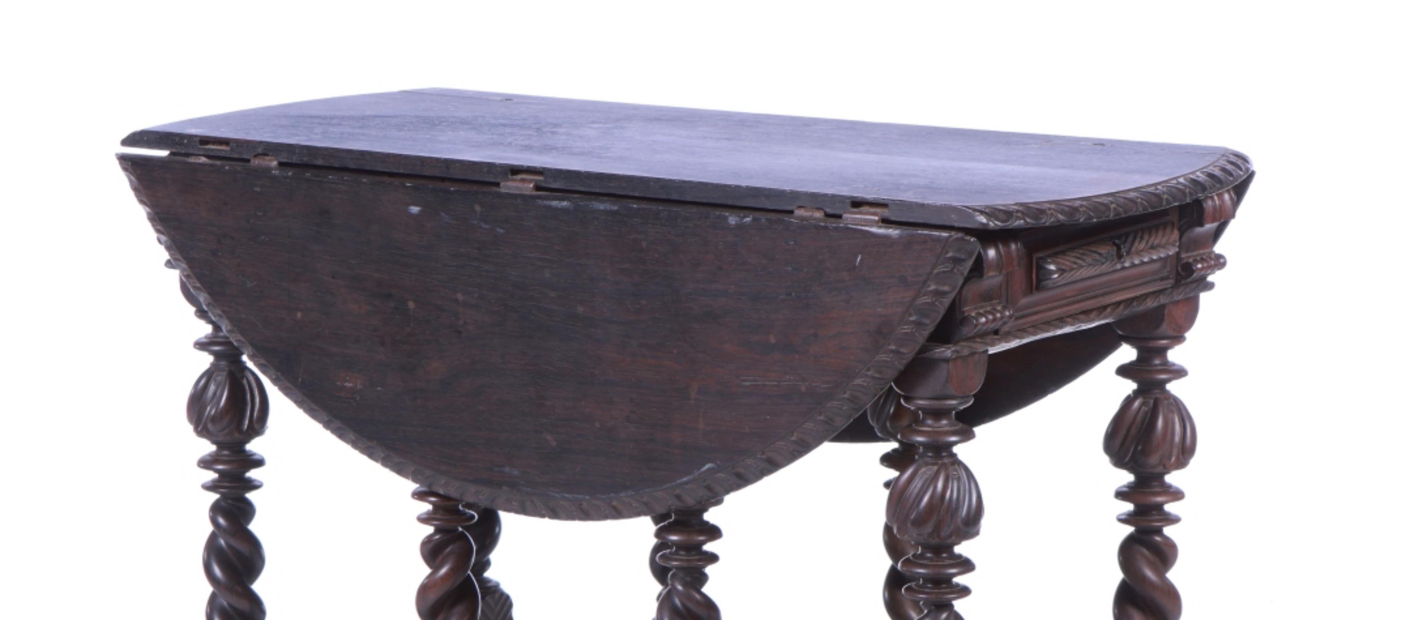 Table à onglets
Portugais du XVIIe siècle, en bois d'acajou. 
Fermer : 110cm x 84cm x 53
Bon état.