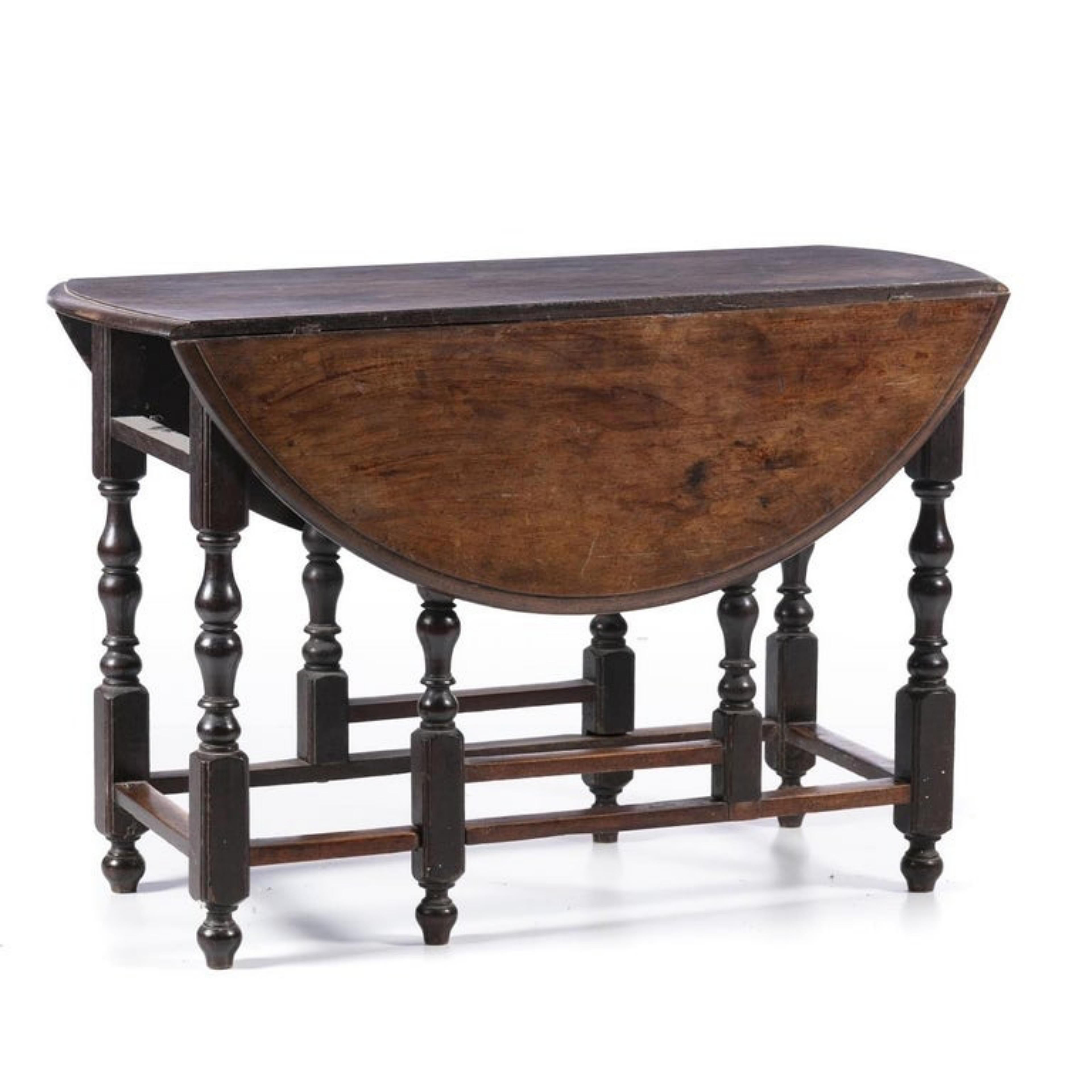 Tab table
Portuguese from the 17th century, in mahogany wood. Circular-shaped top, waist with two drawers, turned legs, two of which are gates. Missing drawers. Dim.: (open) 81 x 118 x 124 cm.; Dim.: (closed) 81 x 118 x 48 cm.
Good condition.