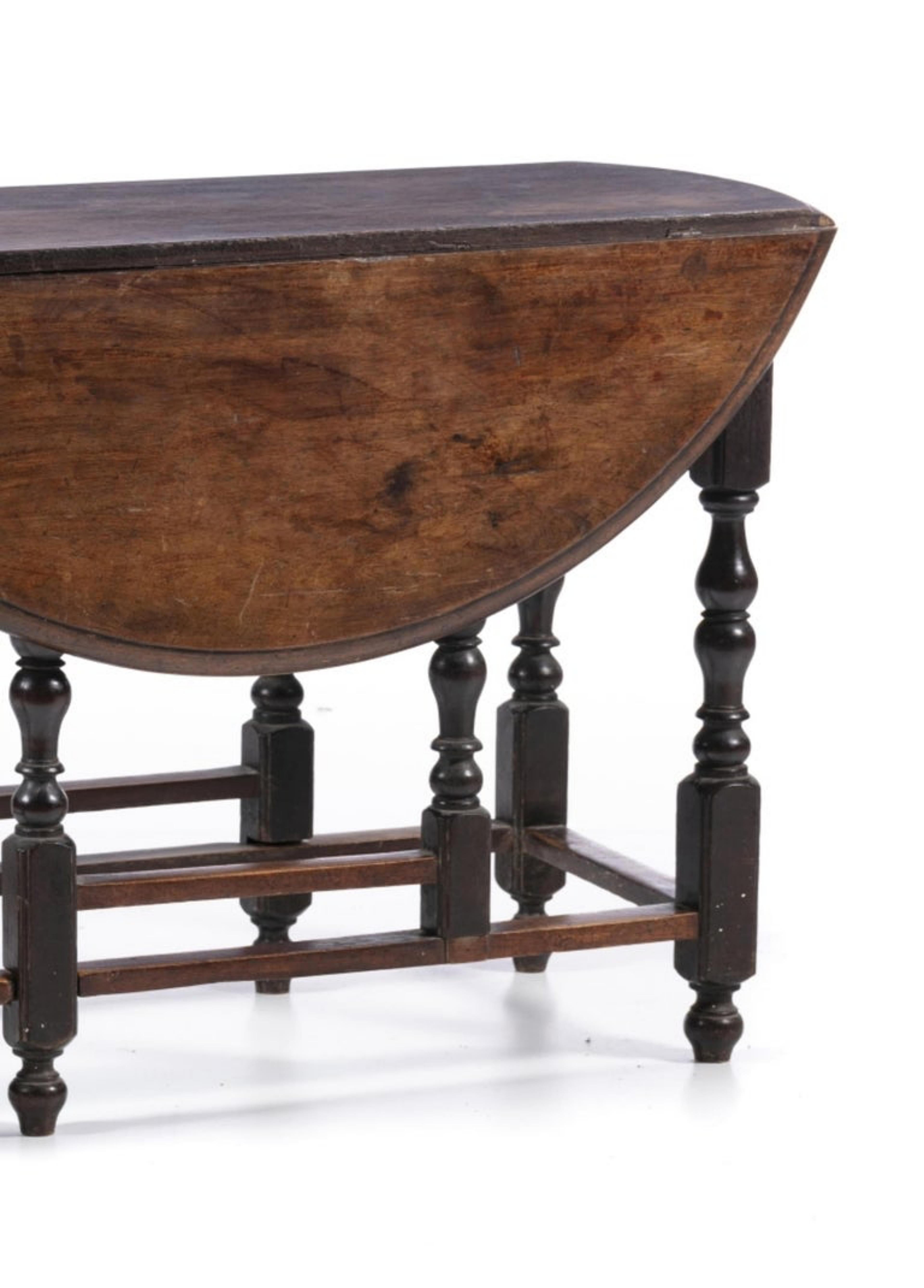 Portugiesischer Tafeltisch aus dem 17. Jahrhundert (Handgefertigt) im Angebot