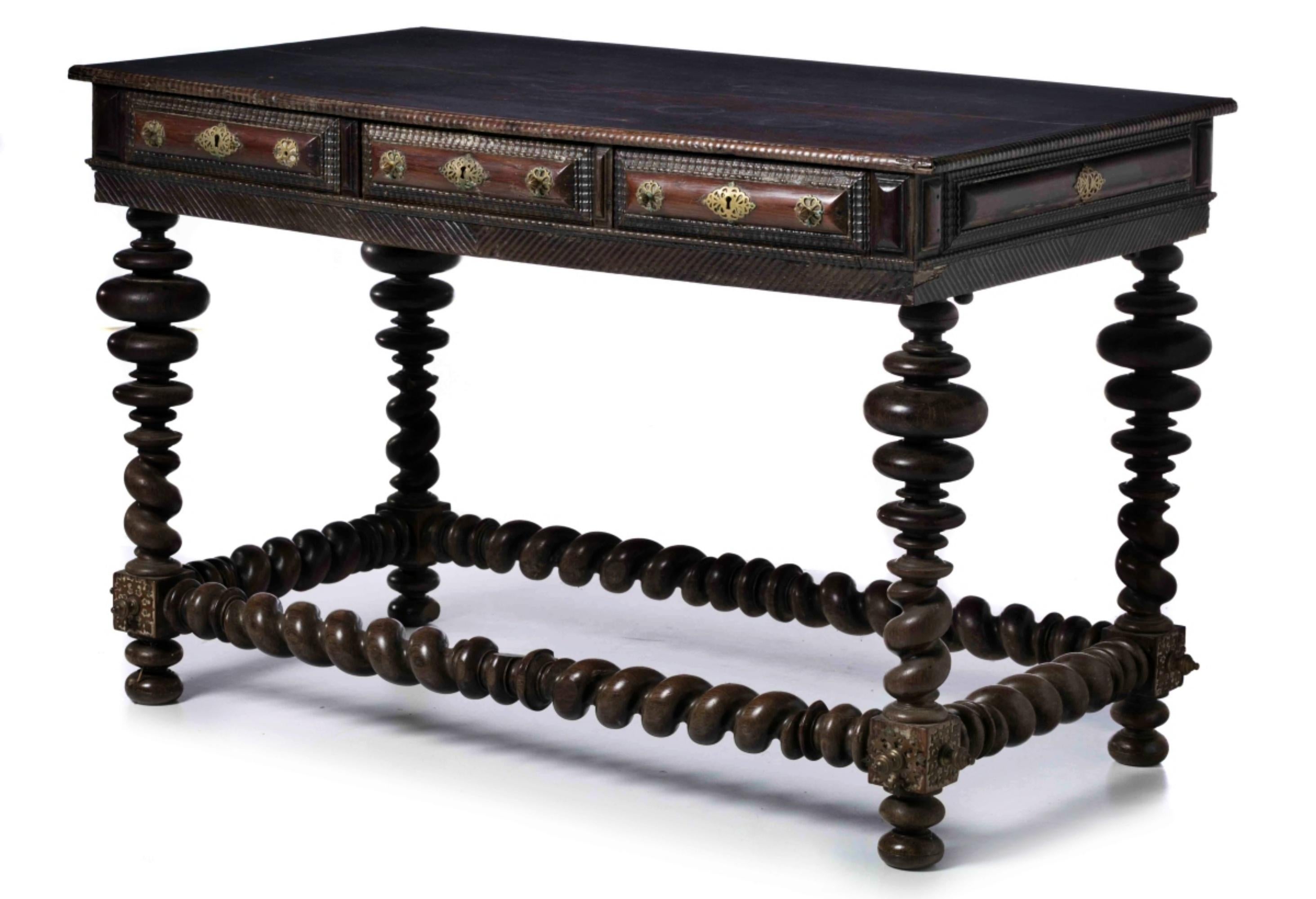 Portuguese table,
of the 17th century
in kingwood and wine, twisted and shaken.
Box with three drawers simulating six, turned legs, brass handles.
Epochal faults and defects.
Dim.: 85 x 128 x 73 cm.