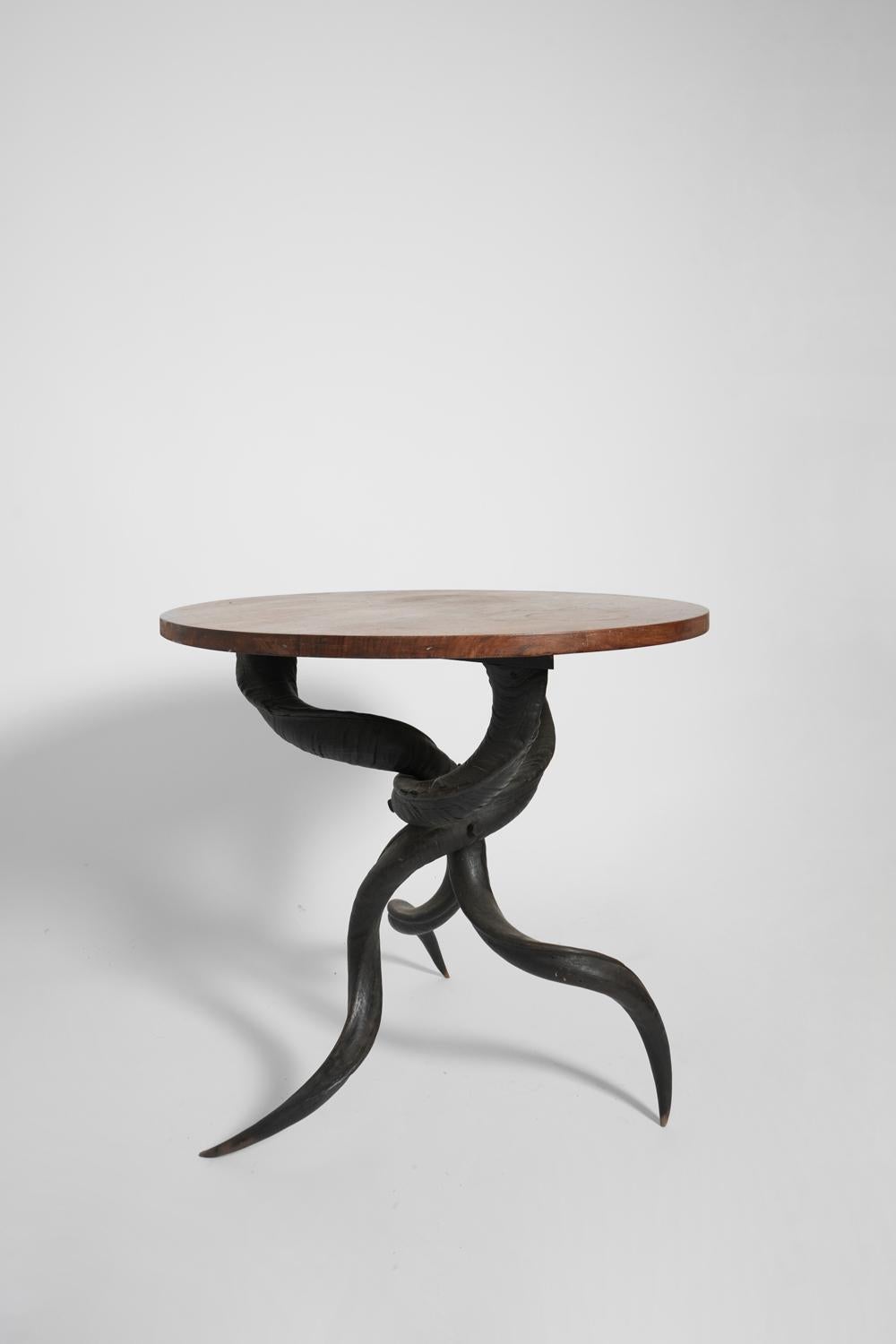 Portuguese table with black horns. In Good Condition For Sale In Lisboa, PT