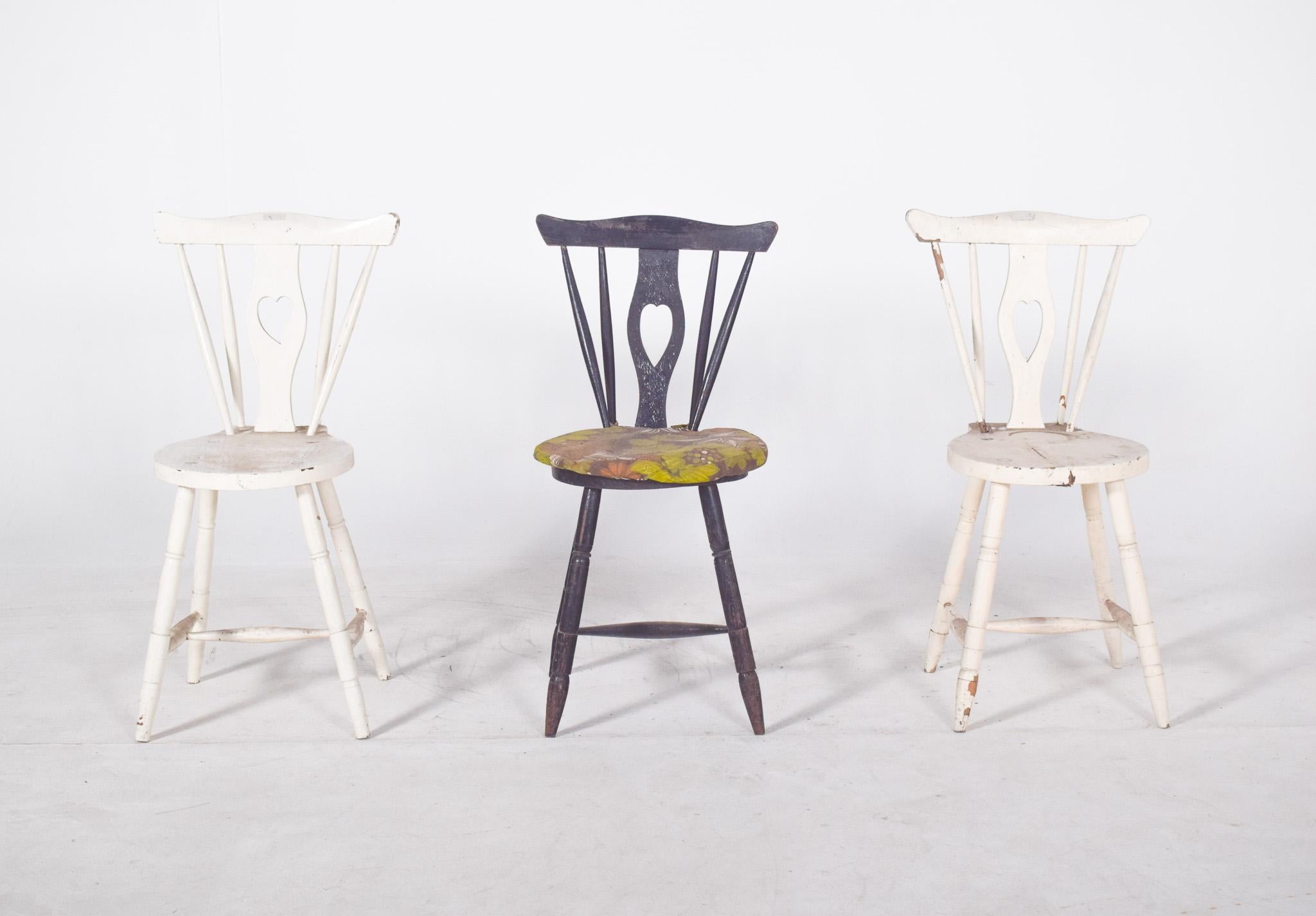 Tre sedie con schienale a coda di merluzzo. In legno dipinto, con schienali tagliati e una silhouette a 