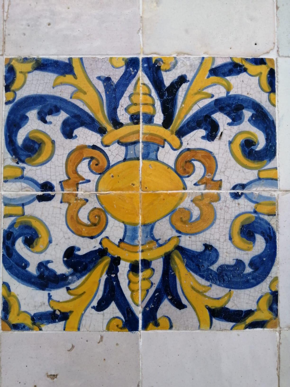 Portuguese tile polychrome composition, 17th century
In the center we can find part one of the rarest polychrome XVII pattern known as the P-700 ( J.M. Dos Santos Simoes – Azulejaria em Portugal no século XII).
With a clear textile inspiration