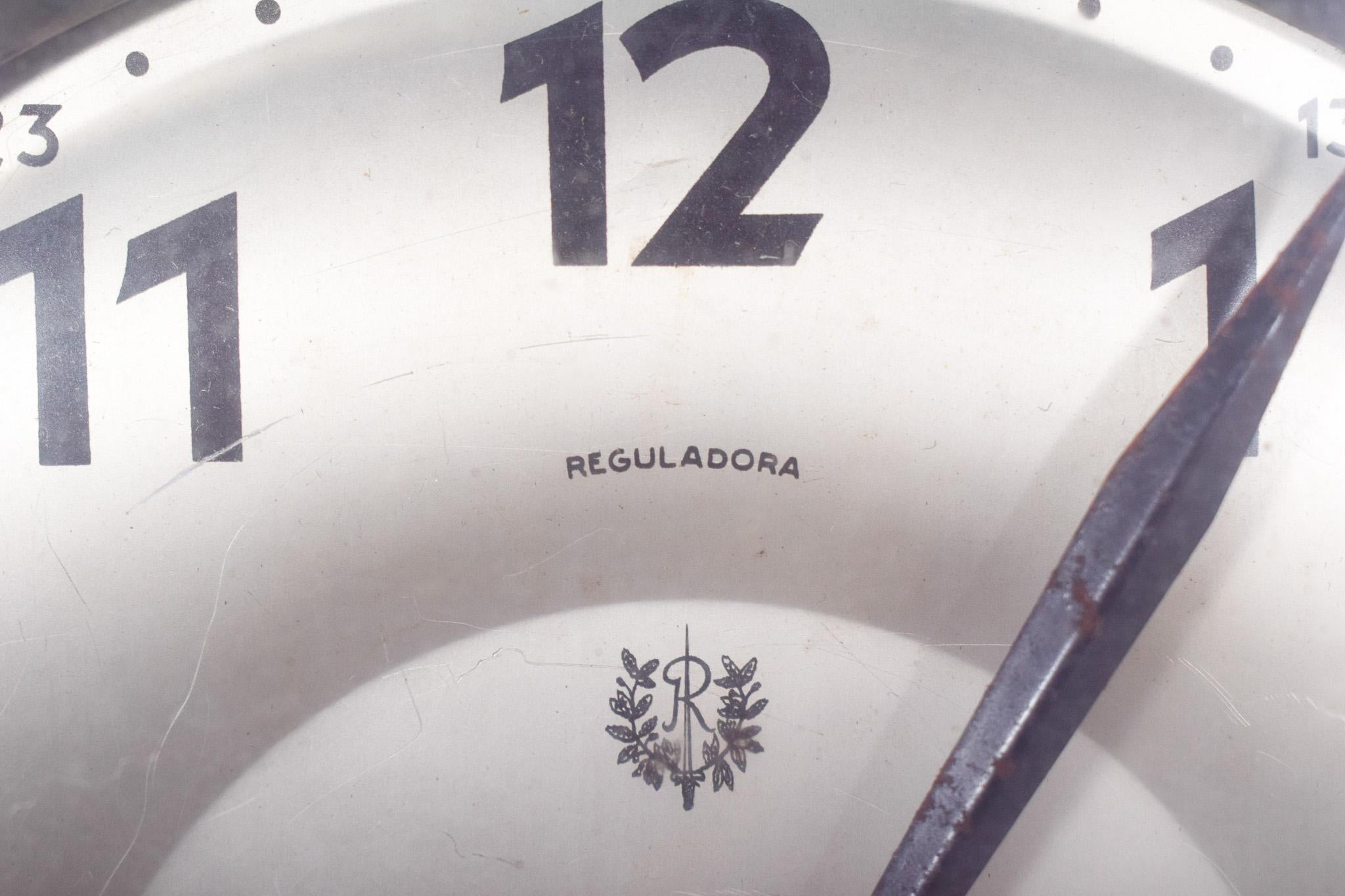 Portuguese Wall Clock, Fábrica Reguladora, SARL (Portugiesisch) im Angebot