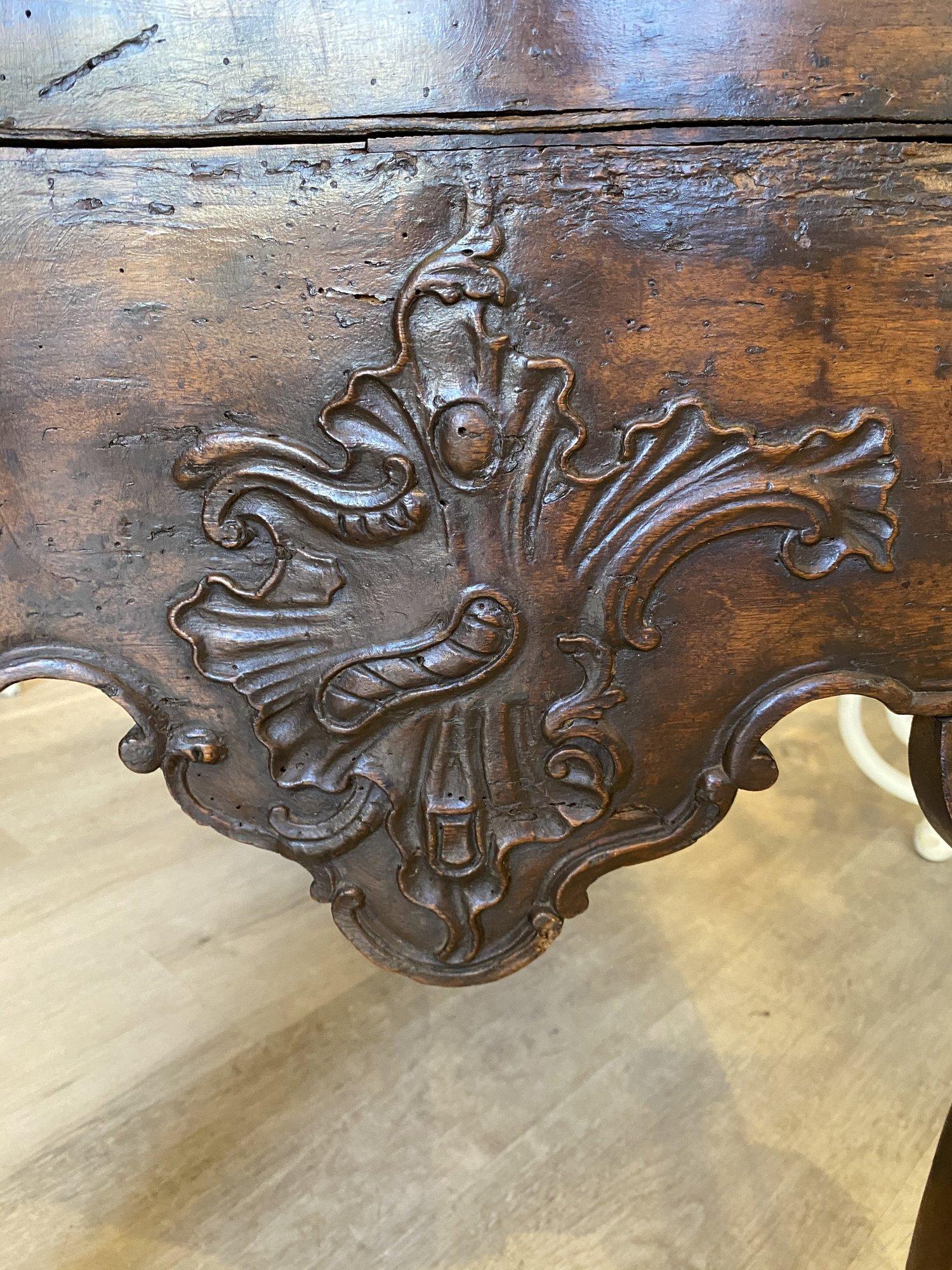 Rococo Portuguese Walnut Commode, 18th Century, Fine Carving