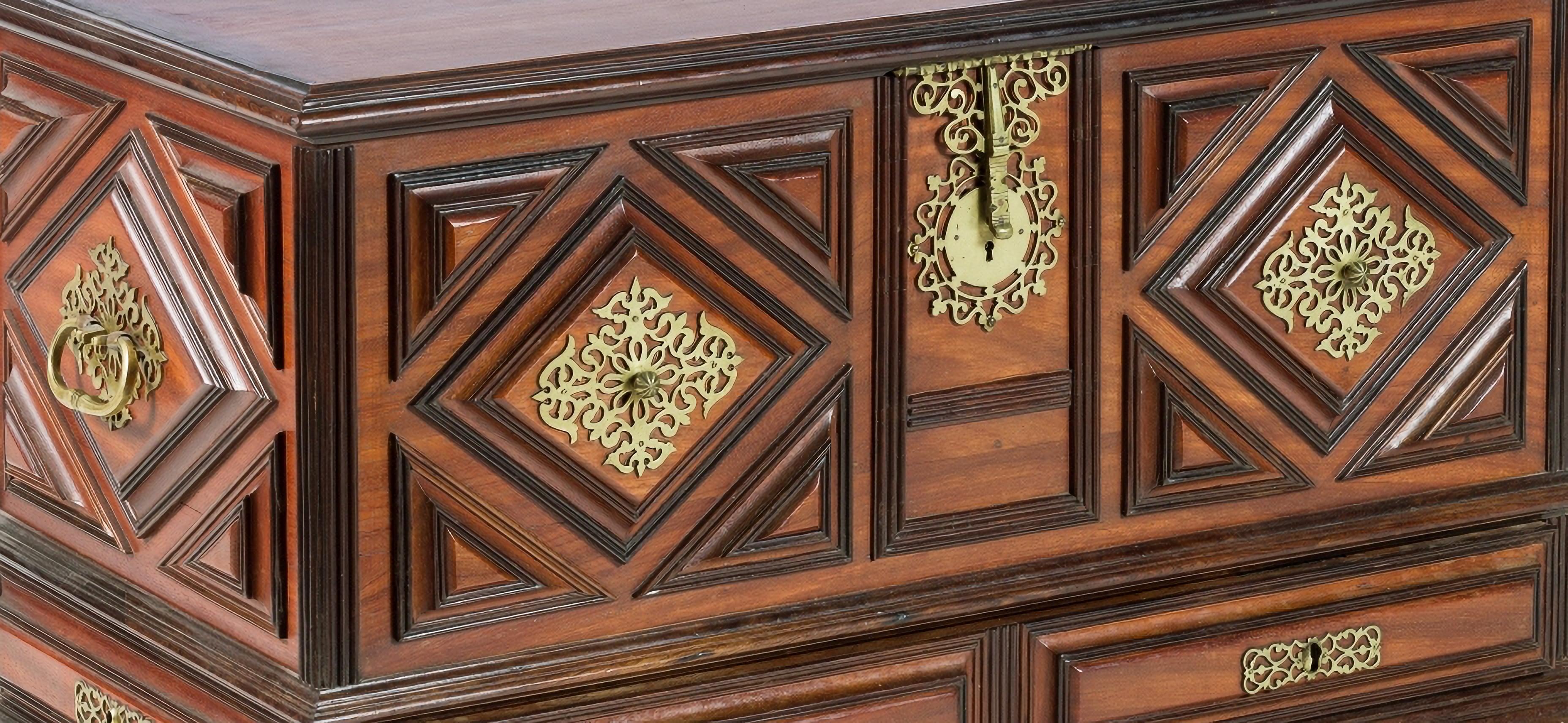 ARCA PORTOGHESE IN LEGNO

xVIII secolo 
in legno di vite e palissandro, con due cassetti imbottiti, decorazione geometrica.
Ferramenta e serrature in bronzo dorato.
Piccole macchie sulla parte superiore.
Dimensioni: 65 x 105 x 55 cm
buone condizioni