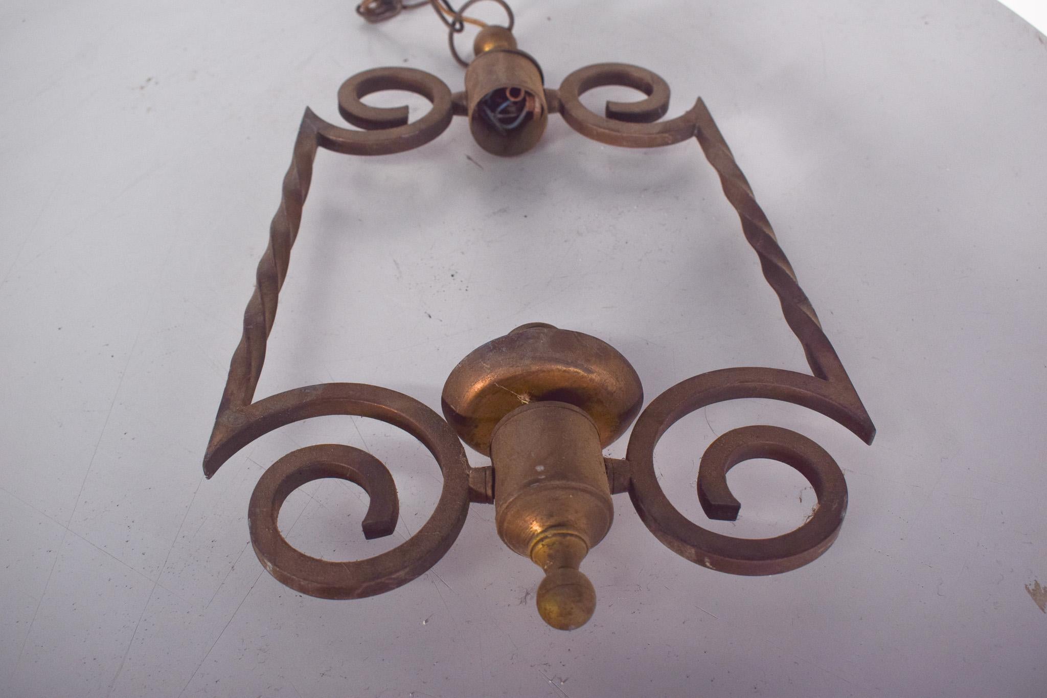 Pair of iron and metal wall lights, with bunch of grapes and vines. These pieces have a classic design, with a rounded structure painted in cream and arabesques that convey an elegant and romantic touch. The decorative details in yellow metal of