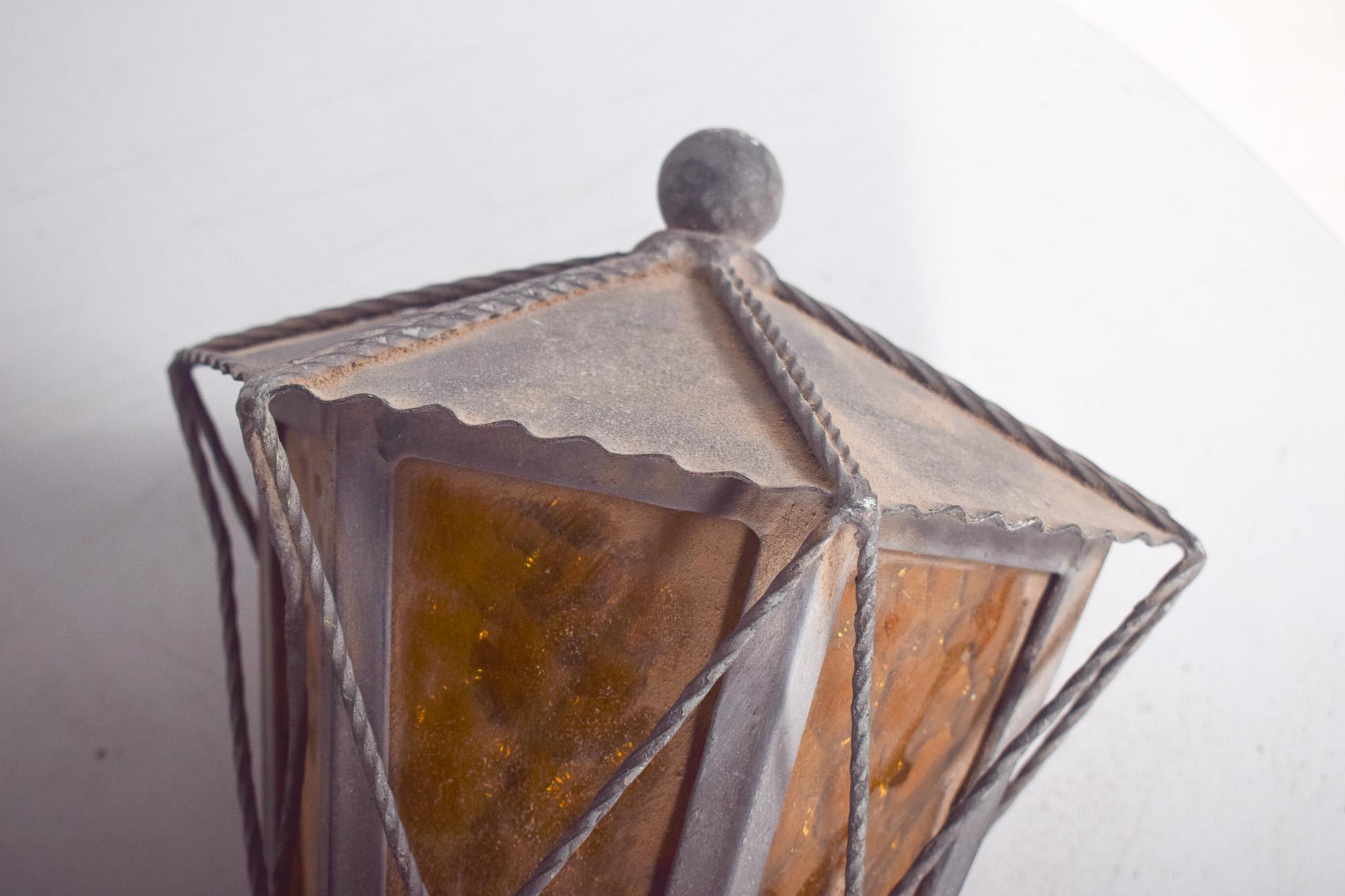 Mid-Century moderno Lampada da strada portoghese in ferro battuto in vendita
