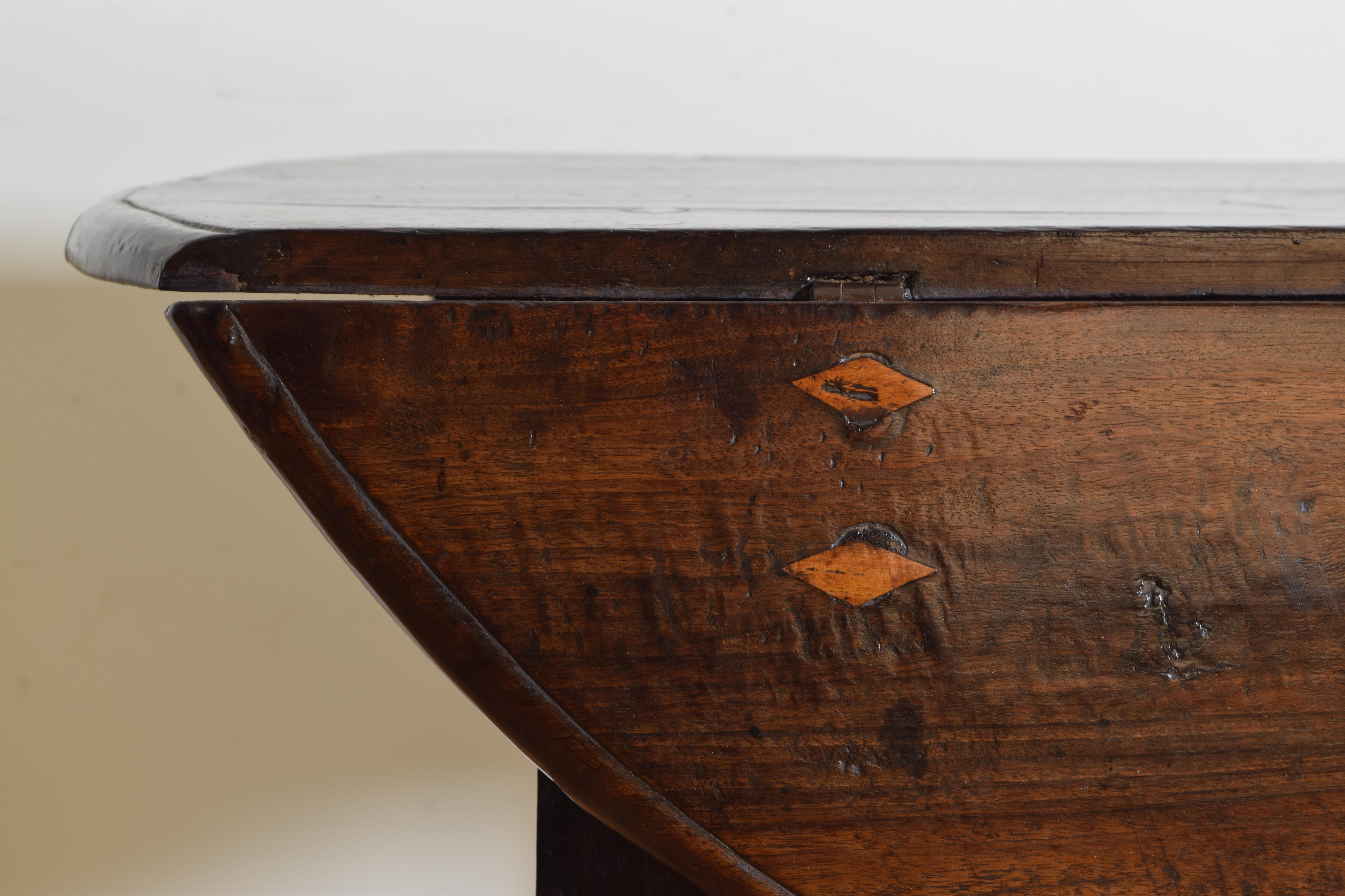 Portuguese Late Baroque Walnut and Inlaid 1-Drawer Drop-leaf Table 6