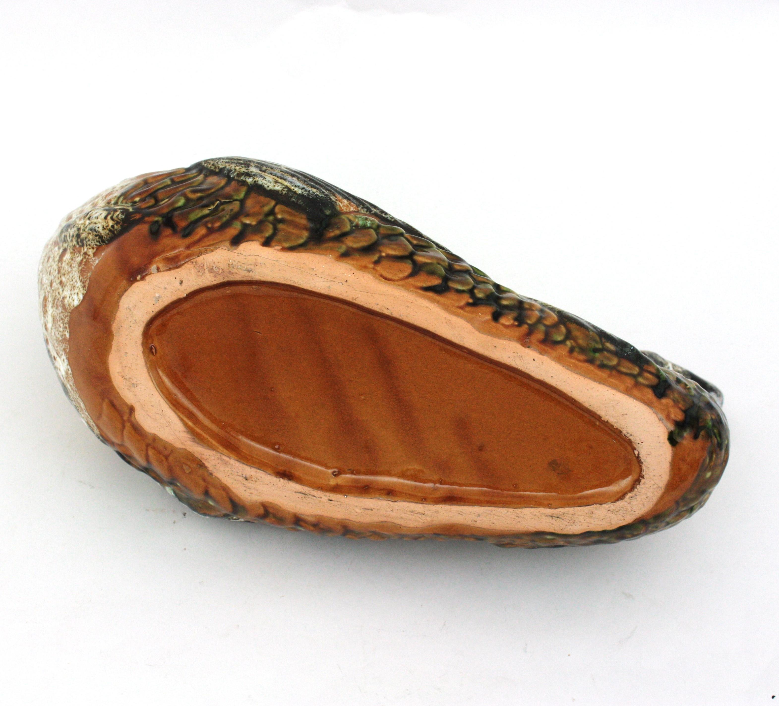 Portugiesischer übergroßer glasierter Gurgle-Fischkrug aus Keramik, 1950er Jahre im Angebot 1