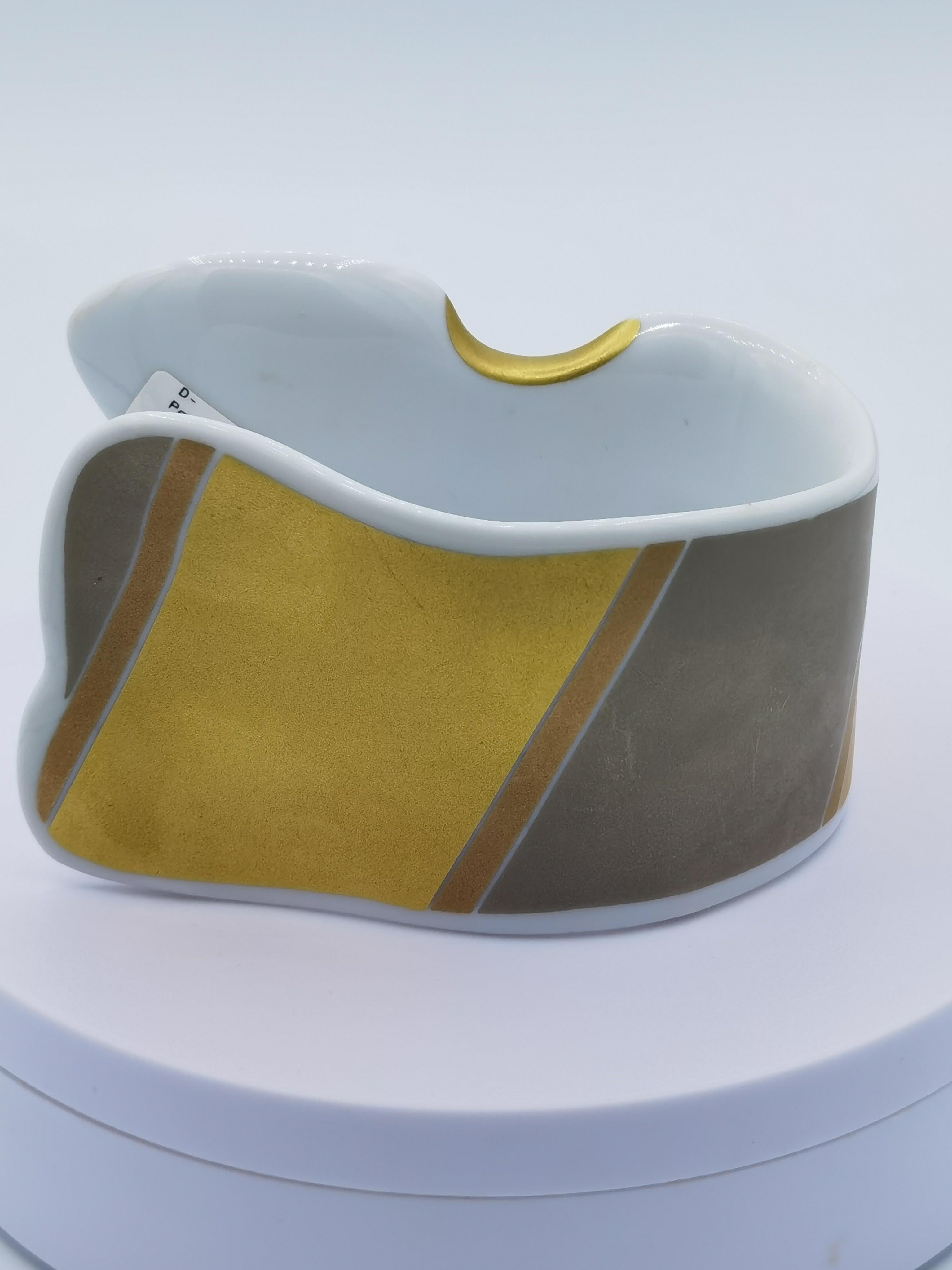 This bangle is from the German Manufacture Rosenthal
studio-line gold and silver color
original packing goes with them
Diameter inside 5 cm
Wide 4,5 cm
Length 9 cm
weight  118,07 gram 
collectible