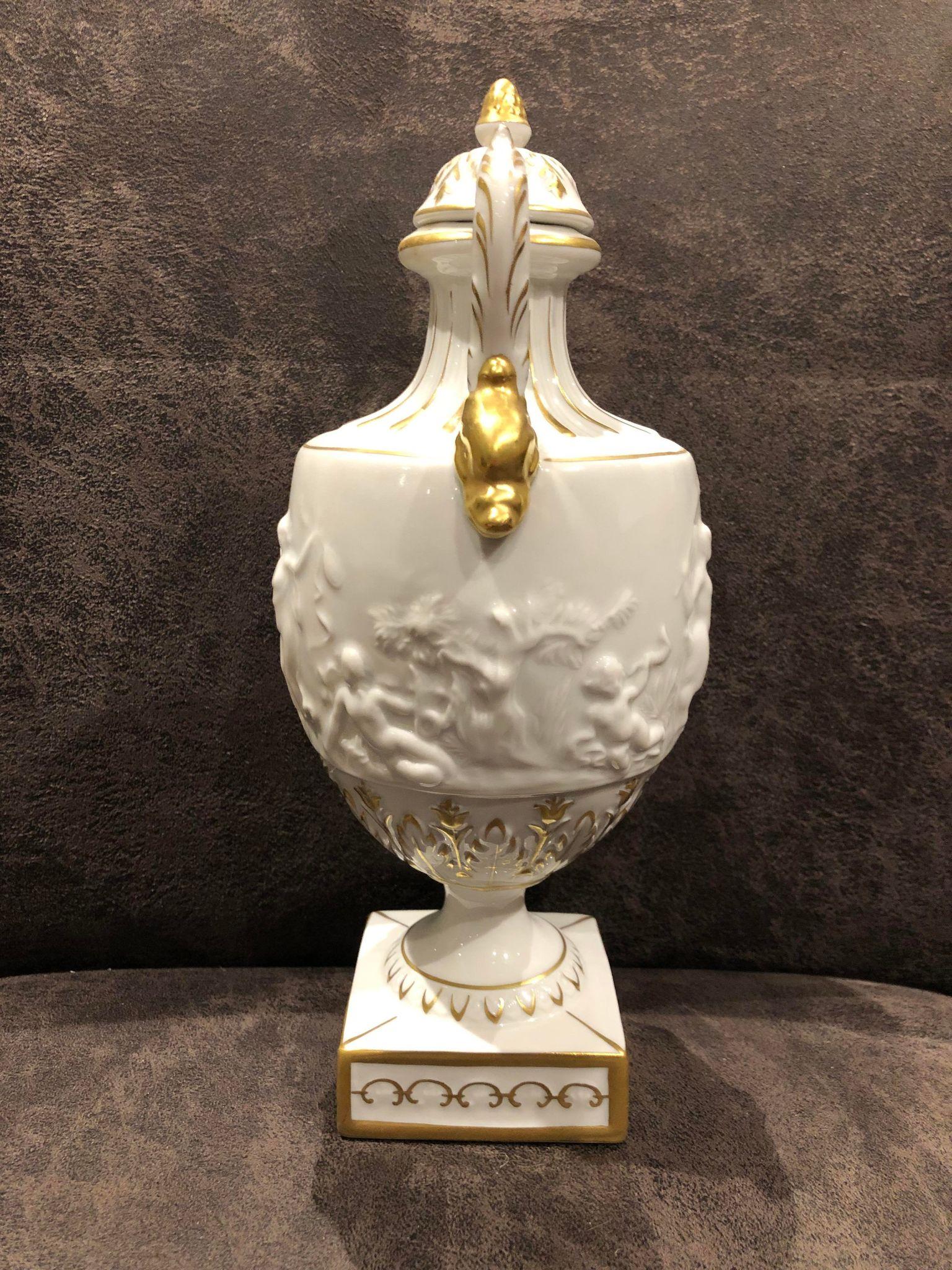 Vase en porcelaine fine avec des anses en forme de cygne doré, de style palatial. La forme classique de l'amphore, la porcelaine blanche comme la neige, la magnifique image en relief de gracieuses jeunes filles de l'Antiquité, la plus haute qualité