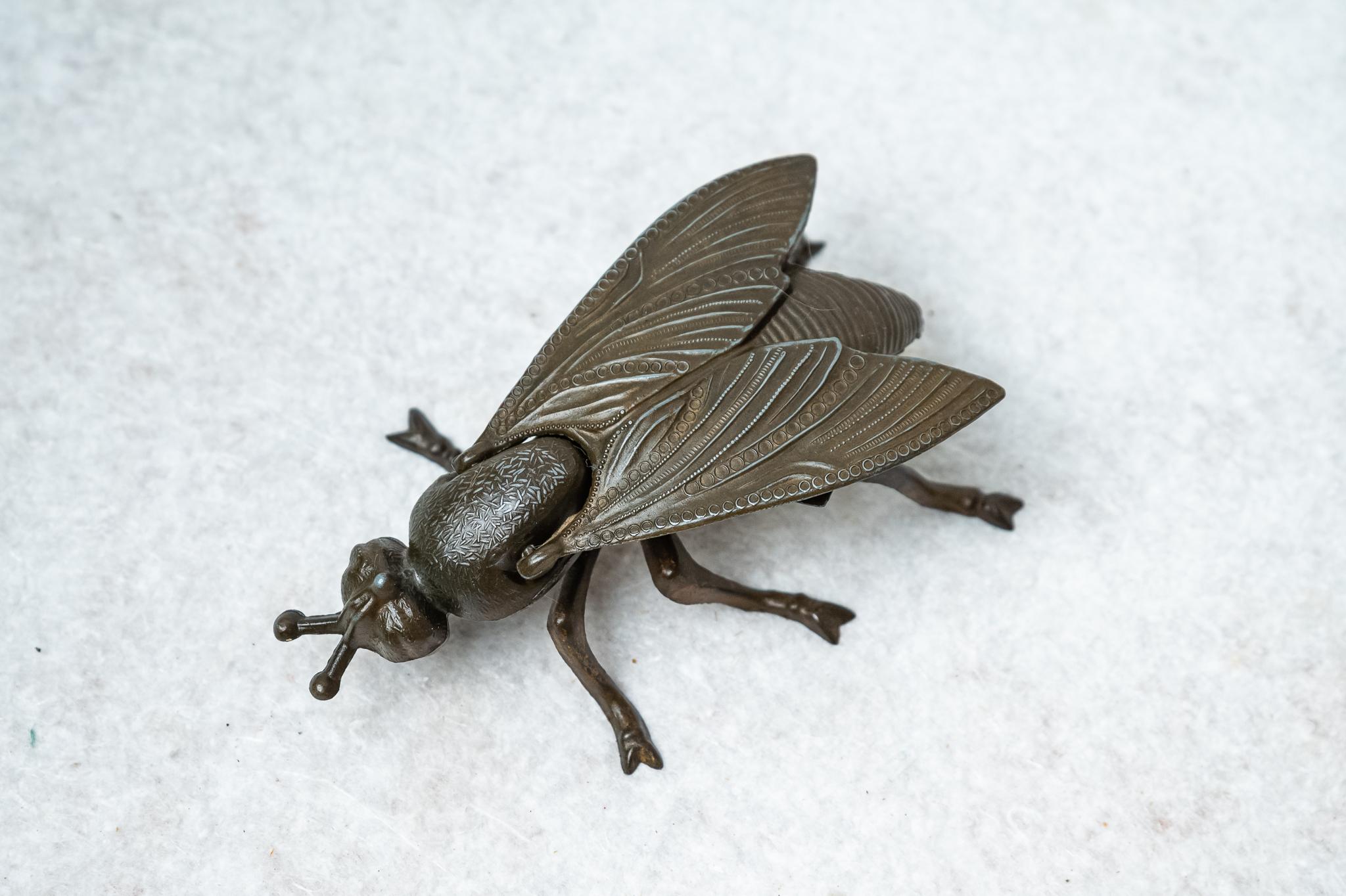 Cendrier mouche en bronze, années 1950. 
Magnifique cendrier Fly, années 1970. Il peut être utilisé comme cendrier ou comme objet décoratif. Cette pièce de collection présente de magnifiques détails sur le dessus. Présence d'une patine dorée