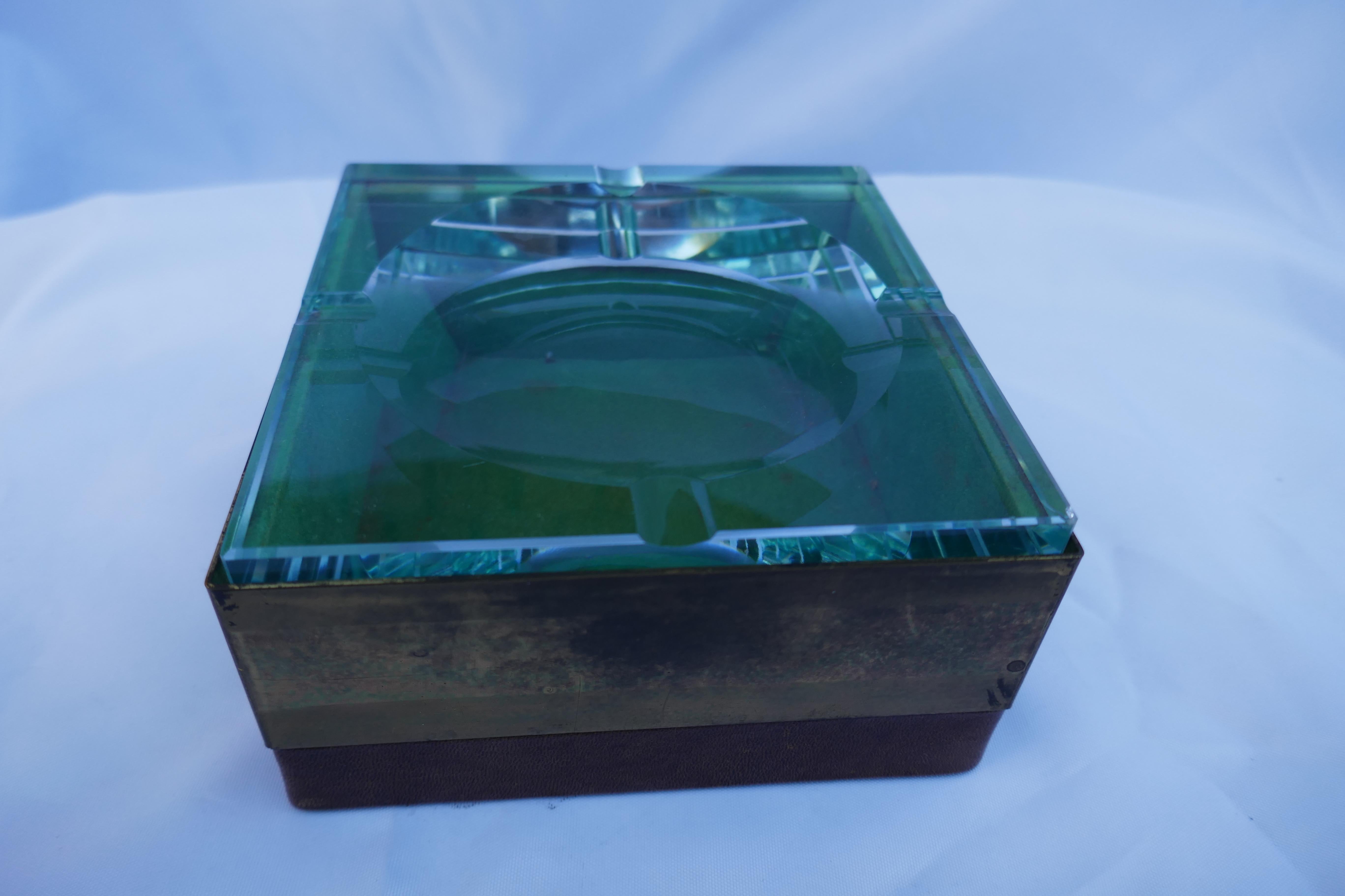 Glass, brass and leather ashtray attributed to Pietro Chiesa for Fontana Arte
Good Condition
Similar model on Fontana Arte House of Glass 181
Thank you