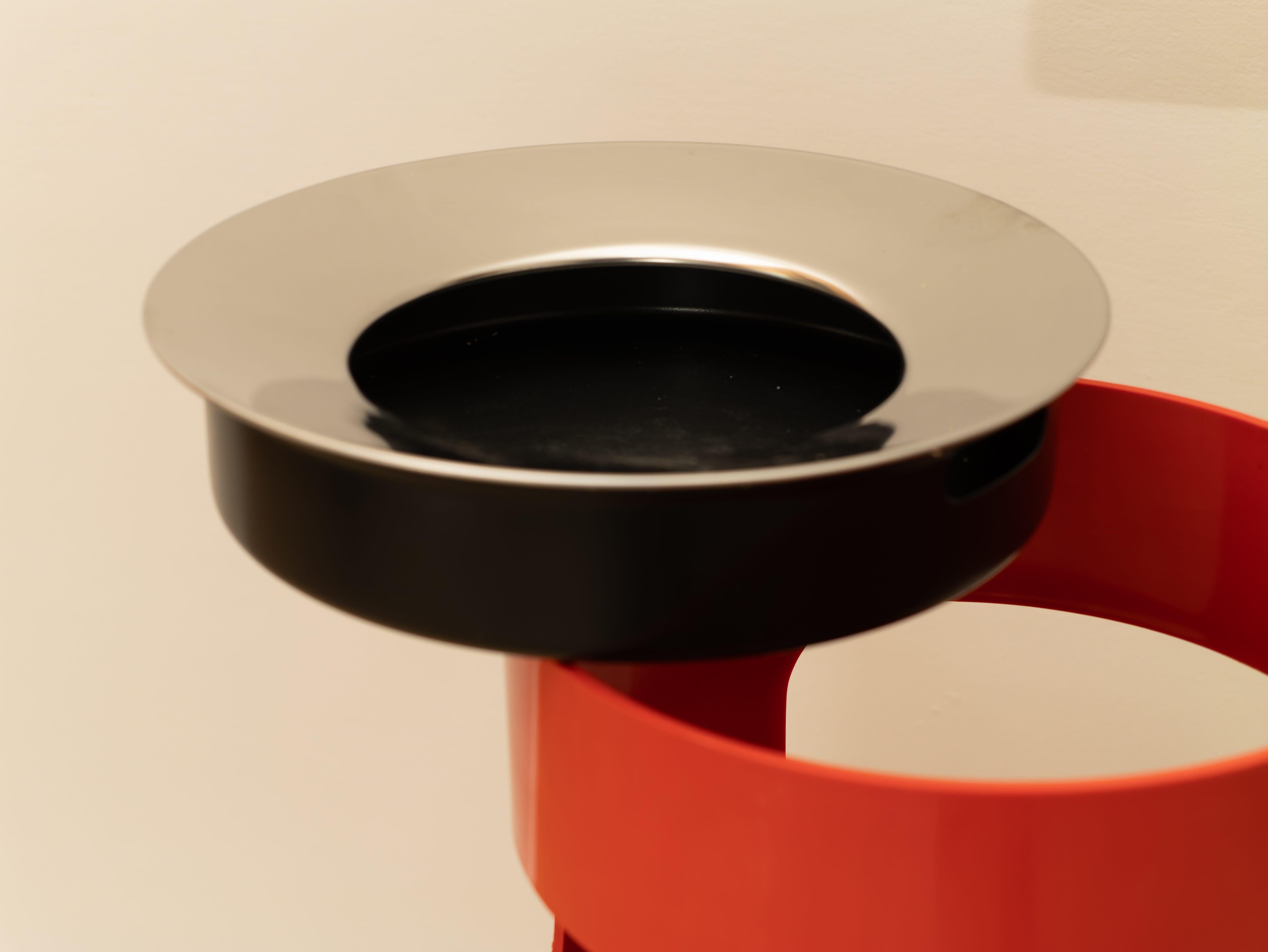 Cendrier avec porte-parapluie par Gino Colombini pour Kartell, fabriqué en Italie, années 1970. 
Très beau cendrier de sol. Il peut également être utilisé comme porte-parapluie. Il est en plastique rouge. Il a été fabriqué dans les années 1960.