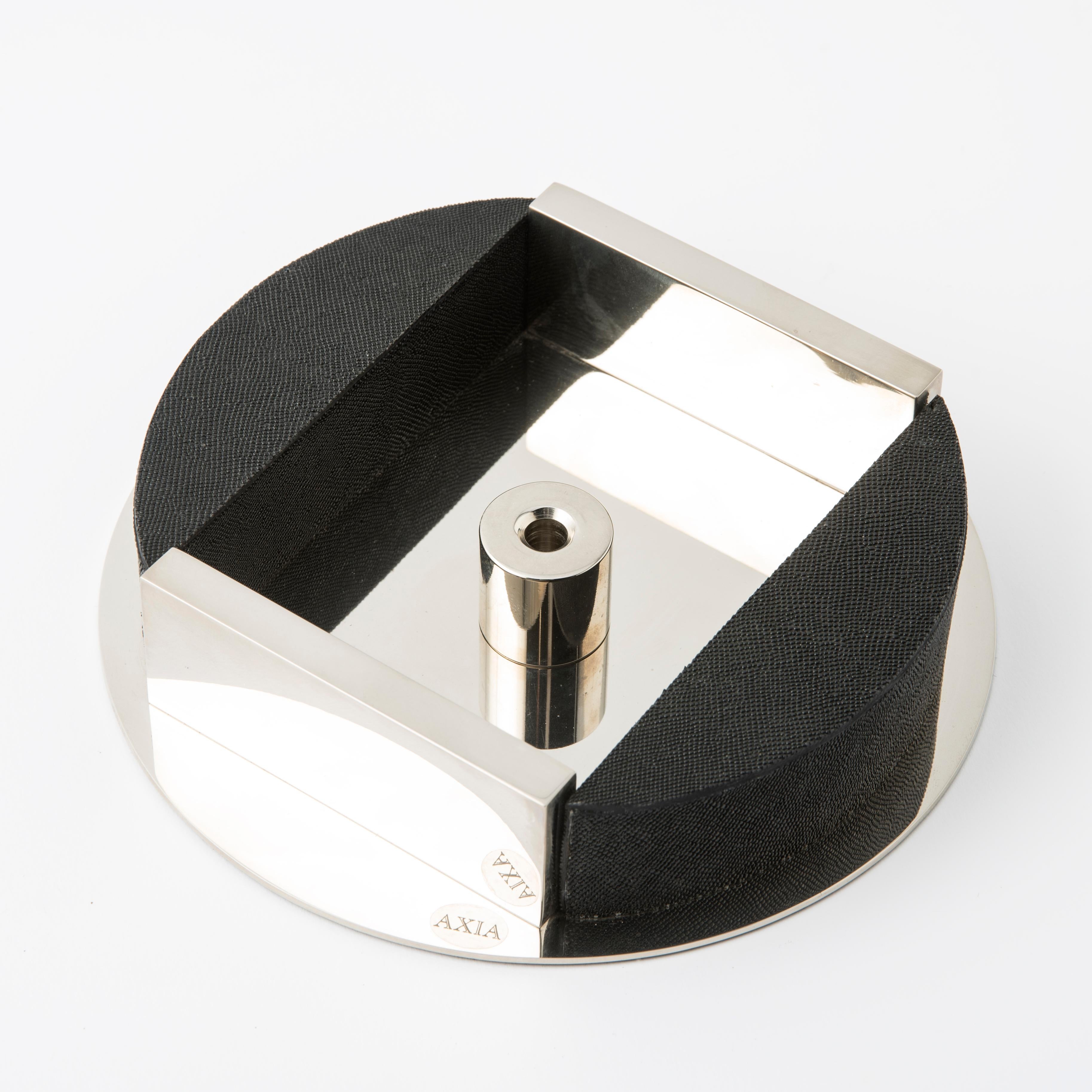 Descubra la elegancia y exclusividad de nuestro cenicero de mesa con extintor, parte de la prestigiosa Colección Galucharme Black, concebida y realizada a mano por el renombrado diseñador Nino Basso. 
Este juego de fumar se distingue por su moderno
