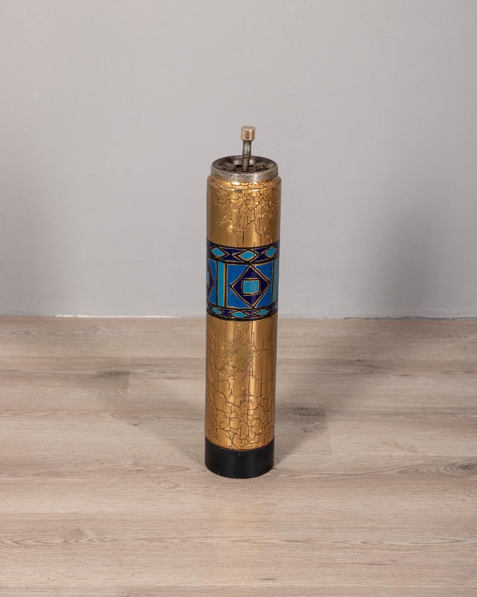 Cendrier de sol avec base en fonte et cadre en métal émaillé avec décorations, design italien, années 1970.

CONDITION :
En bon état, peut présenter des signes d'usure dus au temps.

DIMENSIONS :
Hauteur 55 cm ; Diamètre 11 cm