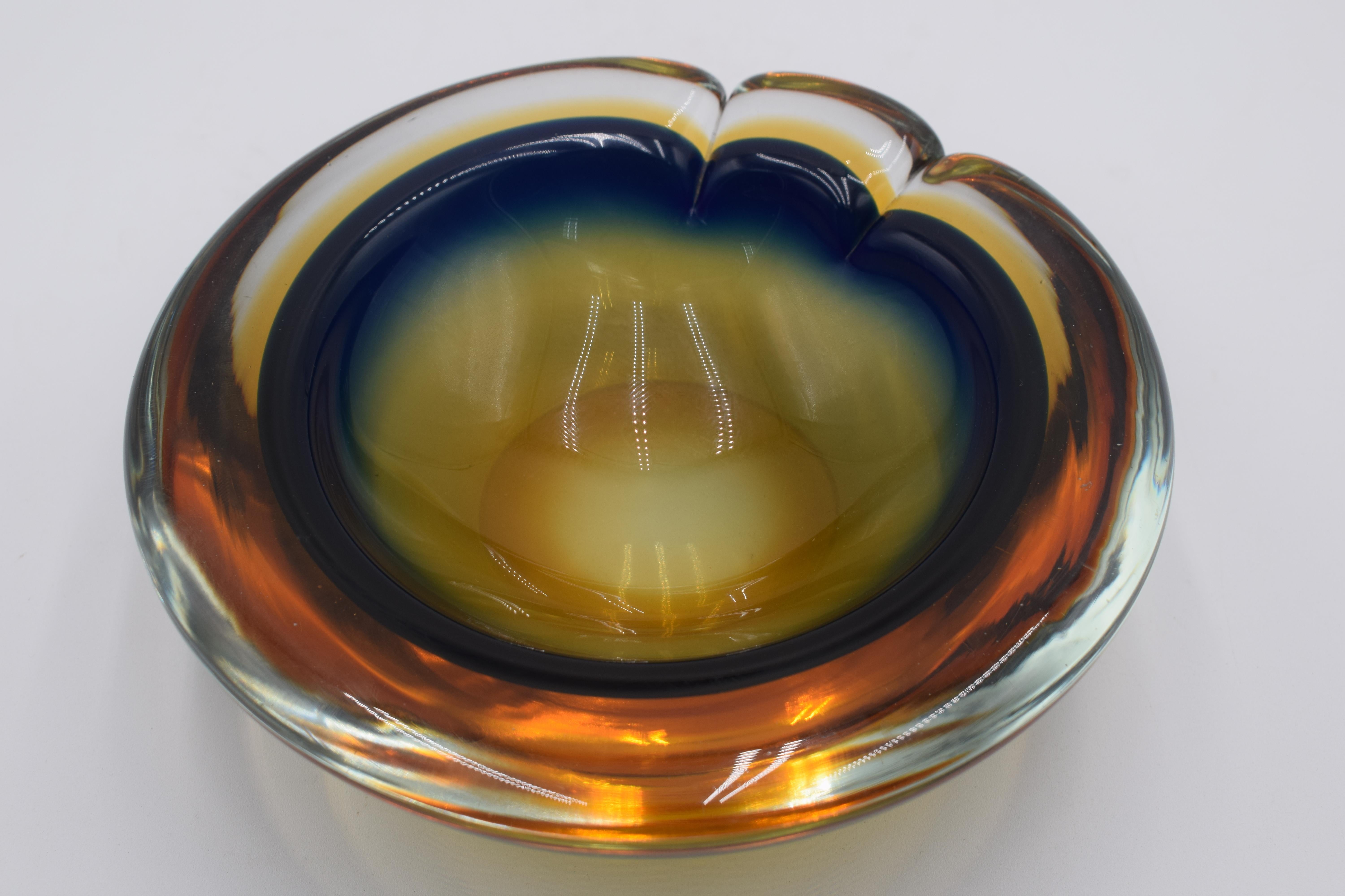 Aschenbecher aus Murano mit Zigarrenlöscher, 1970er Jahre. im Angebot 3
