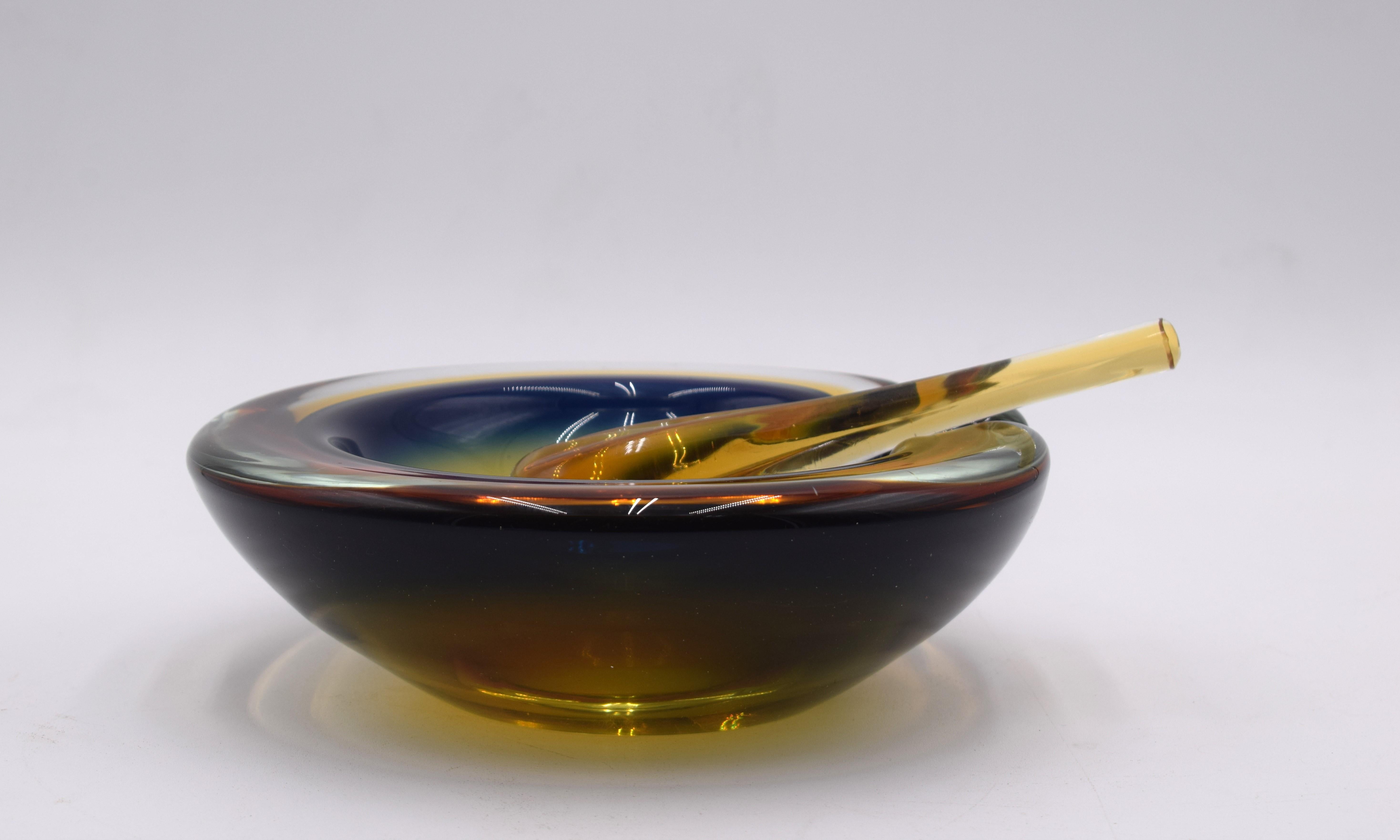 Aschenbecher aus Muranoglas mit Zigarrenlöscher, Herstellung ca. 1970er Jahre.
Sehr guter Zustand, kleine Kratzer vorhanden, keine Brüche, siehe Fotos.
Abmessungen: H= 5 cm; T= 19 cm.
Zigarrenlöscher mit den Maßen 15x4x4x4.