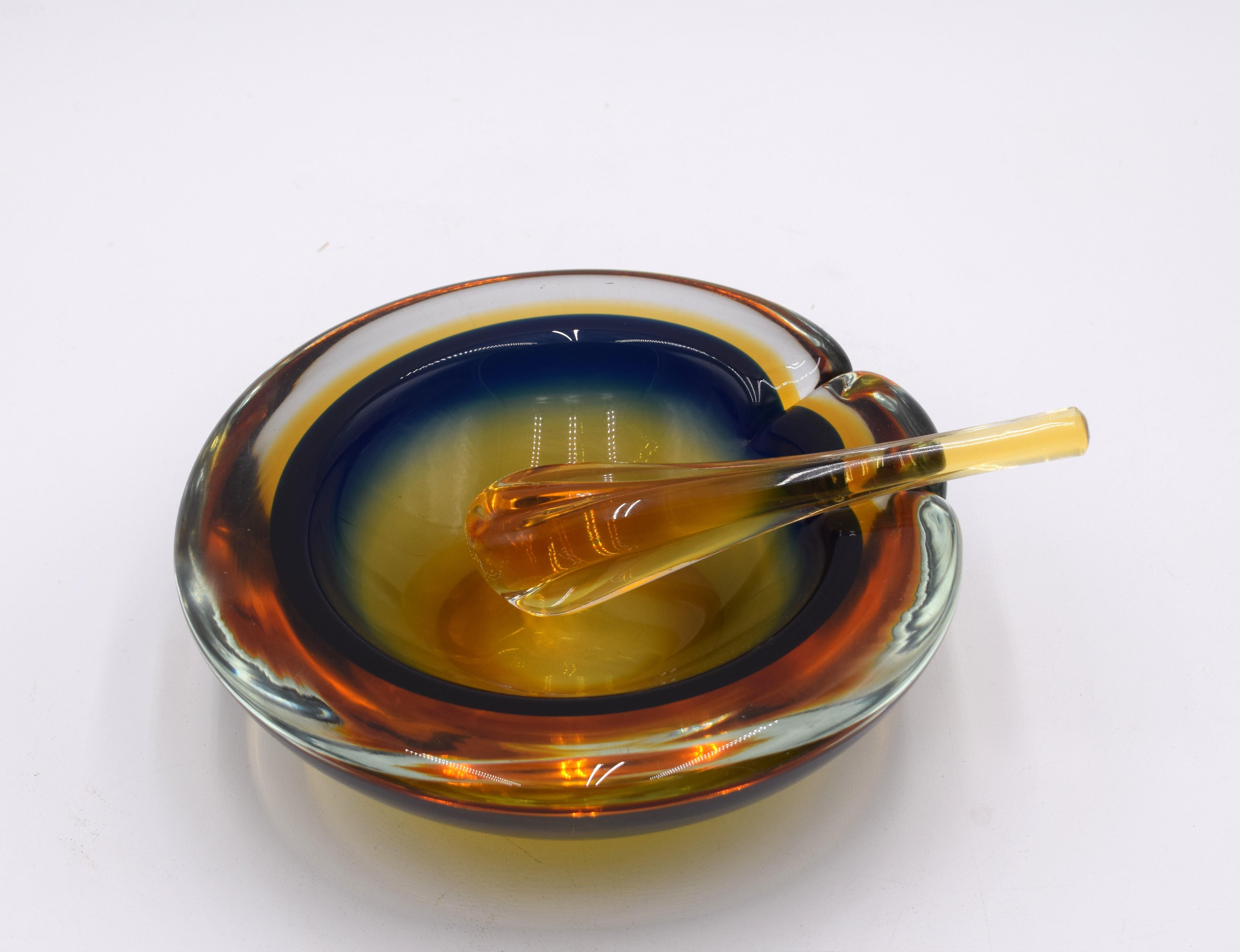 Aschenbecher aus Murano mit Zigarrenlöscher, 1970er Jahre. (Moderne der Mitte des Jahrhunderts) im Angebot