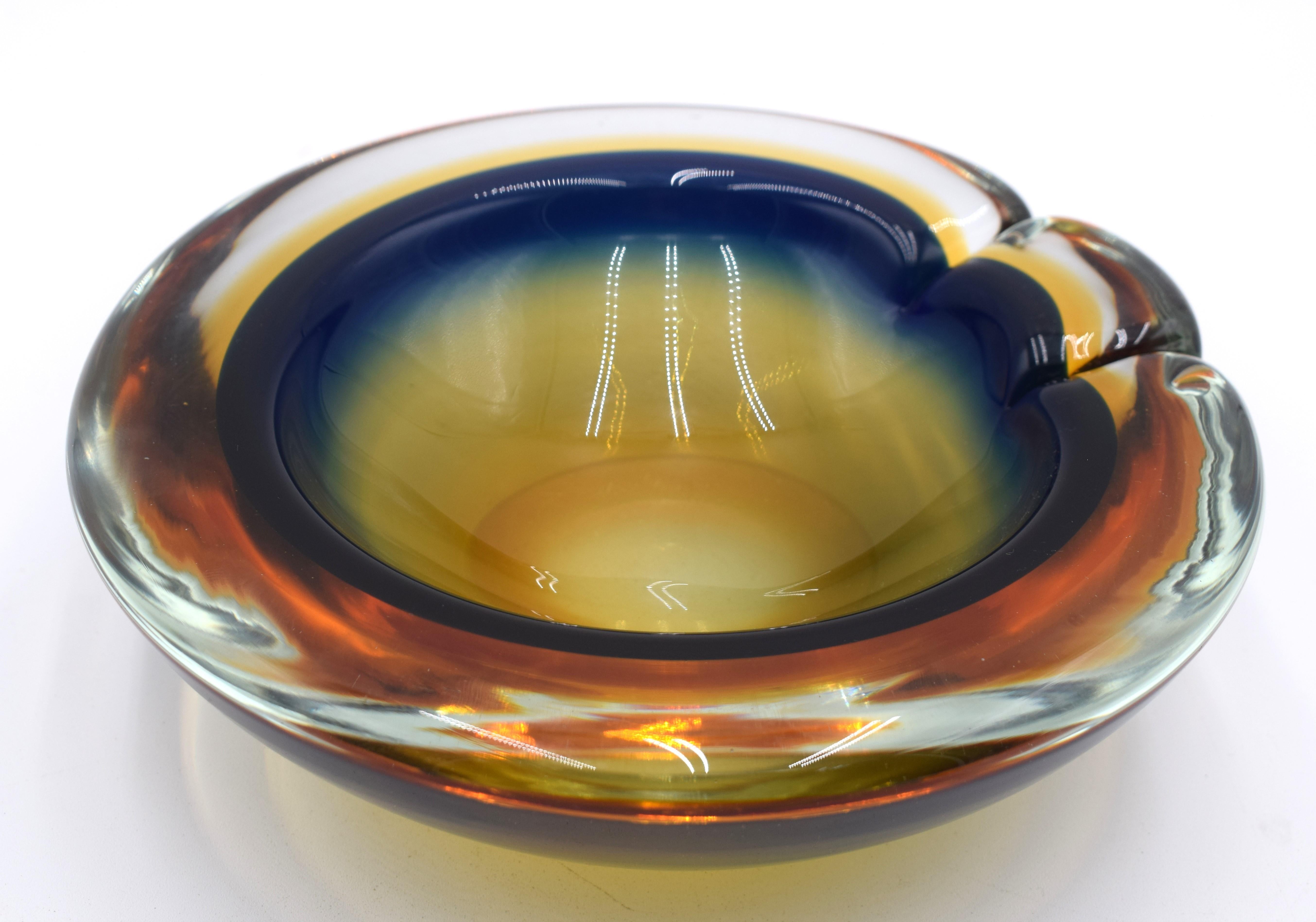 Aschenbecher aus Murano mit Zigarrenlöscher, 1970er Jahre. (Late 20th Century) im Angebot